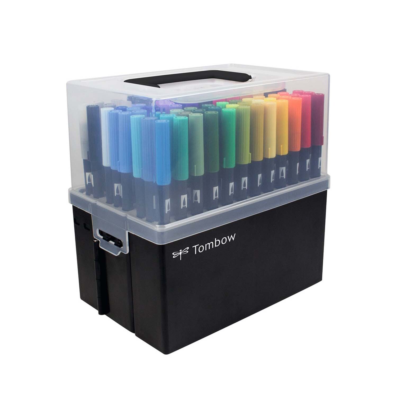 ABT Dual Brush Pen in der Stiftebox mit 107 Farben. Die Box zeigt eine Vielzahl bunter Stifte.