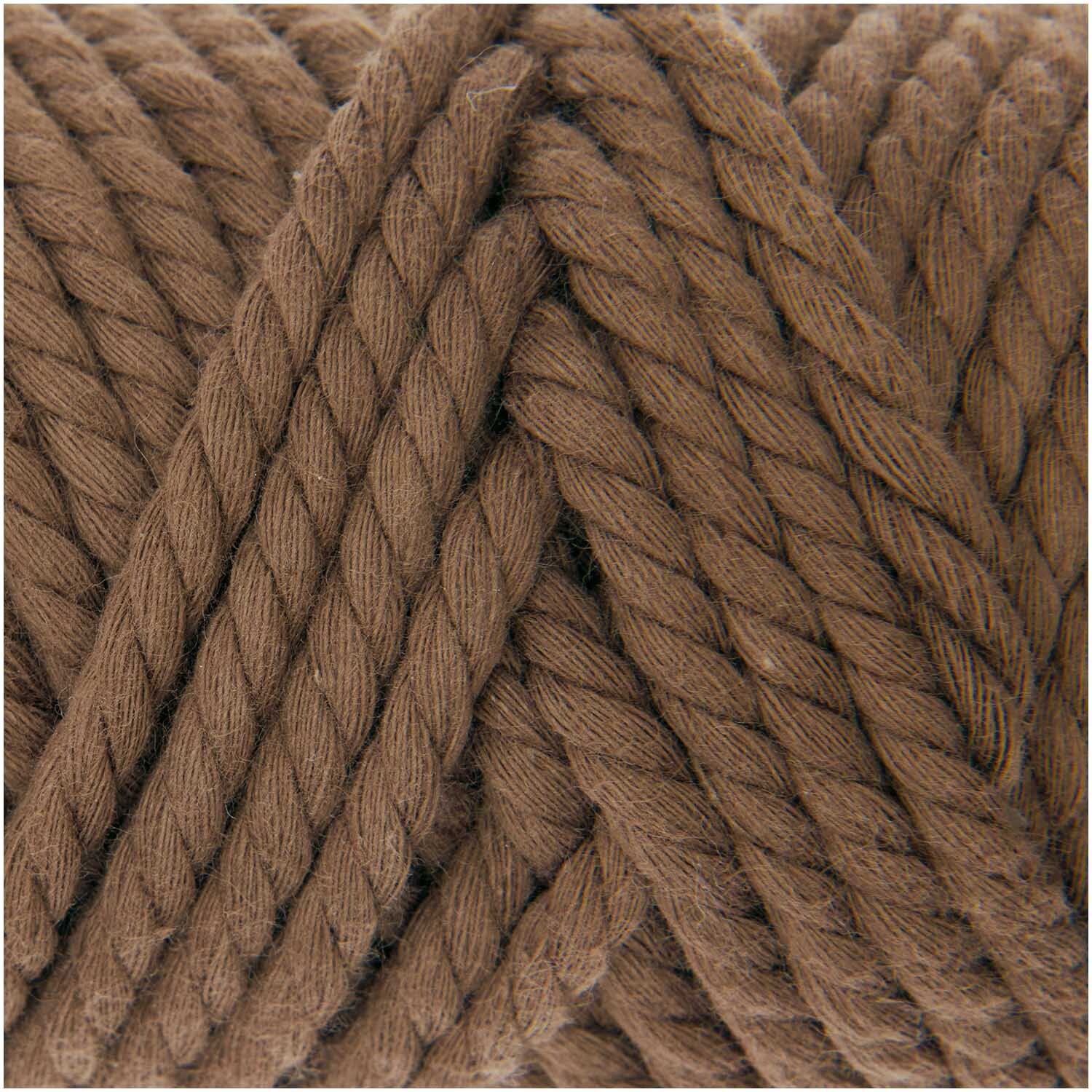 Creative Cotton Cord Makramee-Garn in Mokka von Rico Design, Nahaufnahme der weichen, gedrehten Fasern. Ideal für kreative Projekte.
