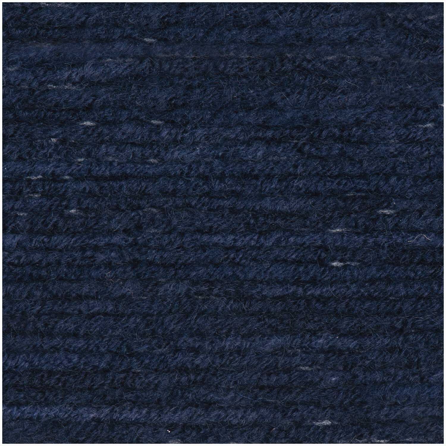 Classik Wolle von Wolle Rödel in Marineblau, 50g 90m. Nahaufnahme der weichen, strukturierten Oberfläche.