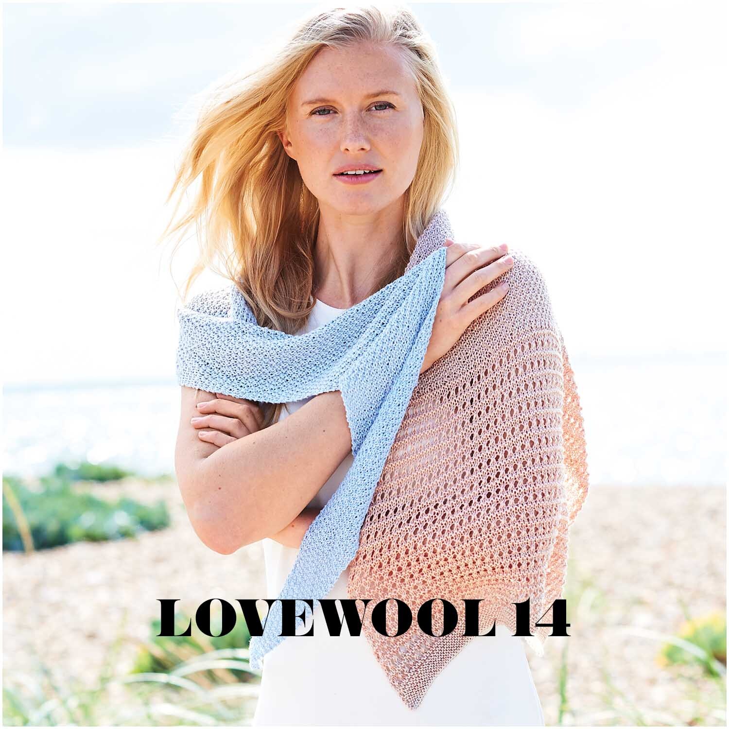 Creative Cotton Dégradé Lucky 8: Frau am Strand mit gestricktem Schal in Pastelltönen von Rico Design.