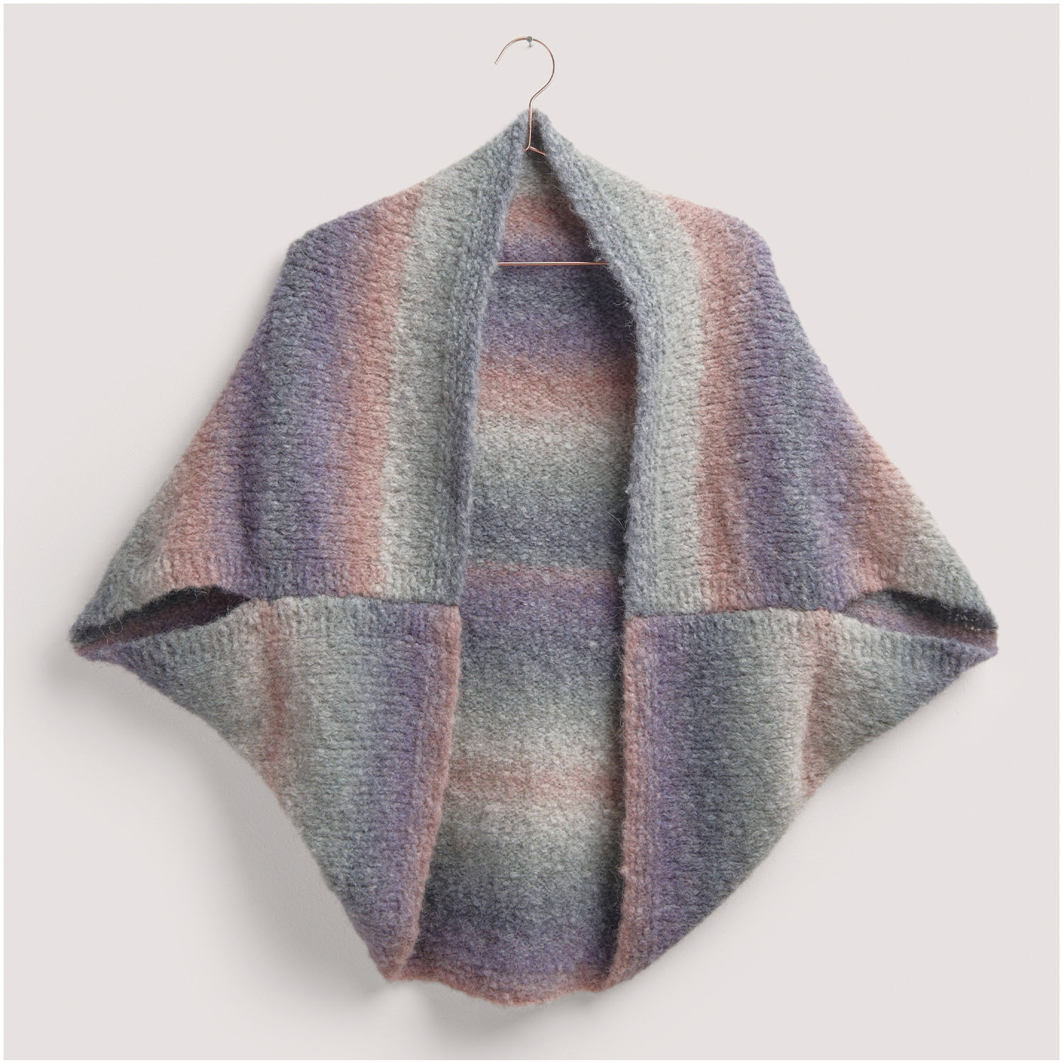 Strickset Poncho Modell 29 aus Die Neue Masche Nr. 8, weicher Poncho in sanften Pastelltönen, ideal für kühle Tage.