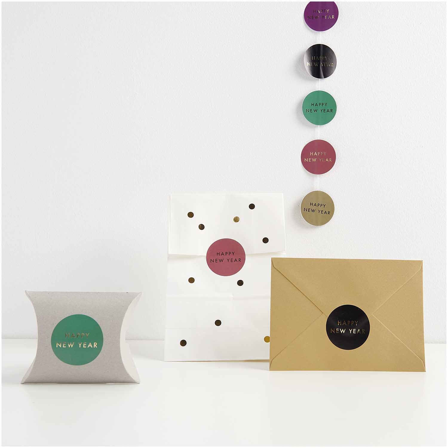 Paper Poetry Sticker Happy New Year Ø 5cm, 100 Stück von Rico Design auf Geschenken und Umschlägen in verschiedenen Farben.