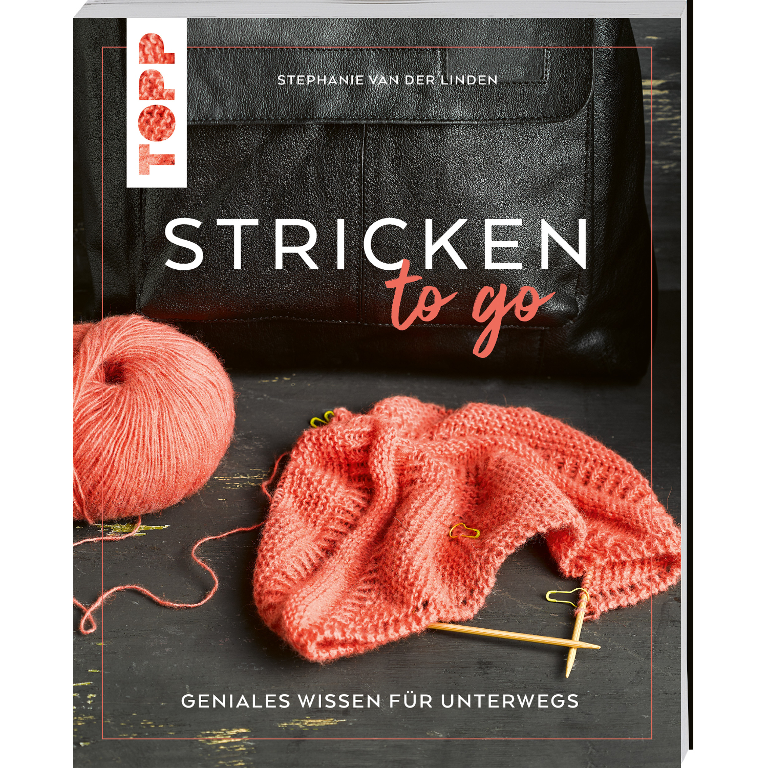 Stricken to go – Geniales Wissen für unterwegs: Strickprojekt mit Garn und Nadeln auf Tisch, Marke TOPP.