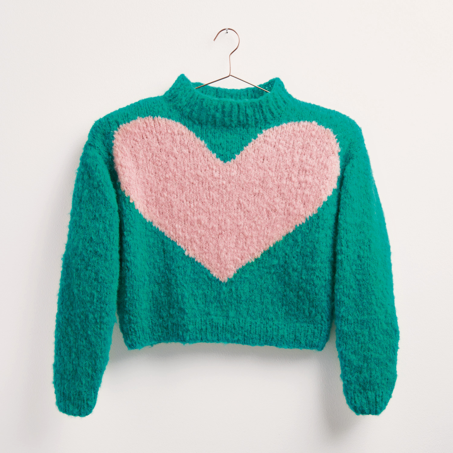 Strickset Pullover Modell 34 mit türkisfarbenem Hintergrund und rosa Herzmotiv, ideal für Herbst-Winter. Marke: Rico Design.