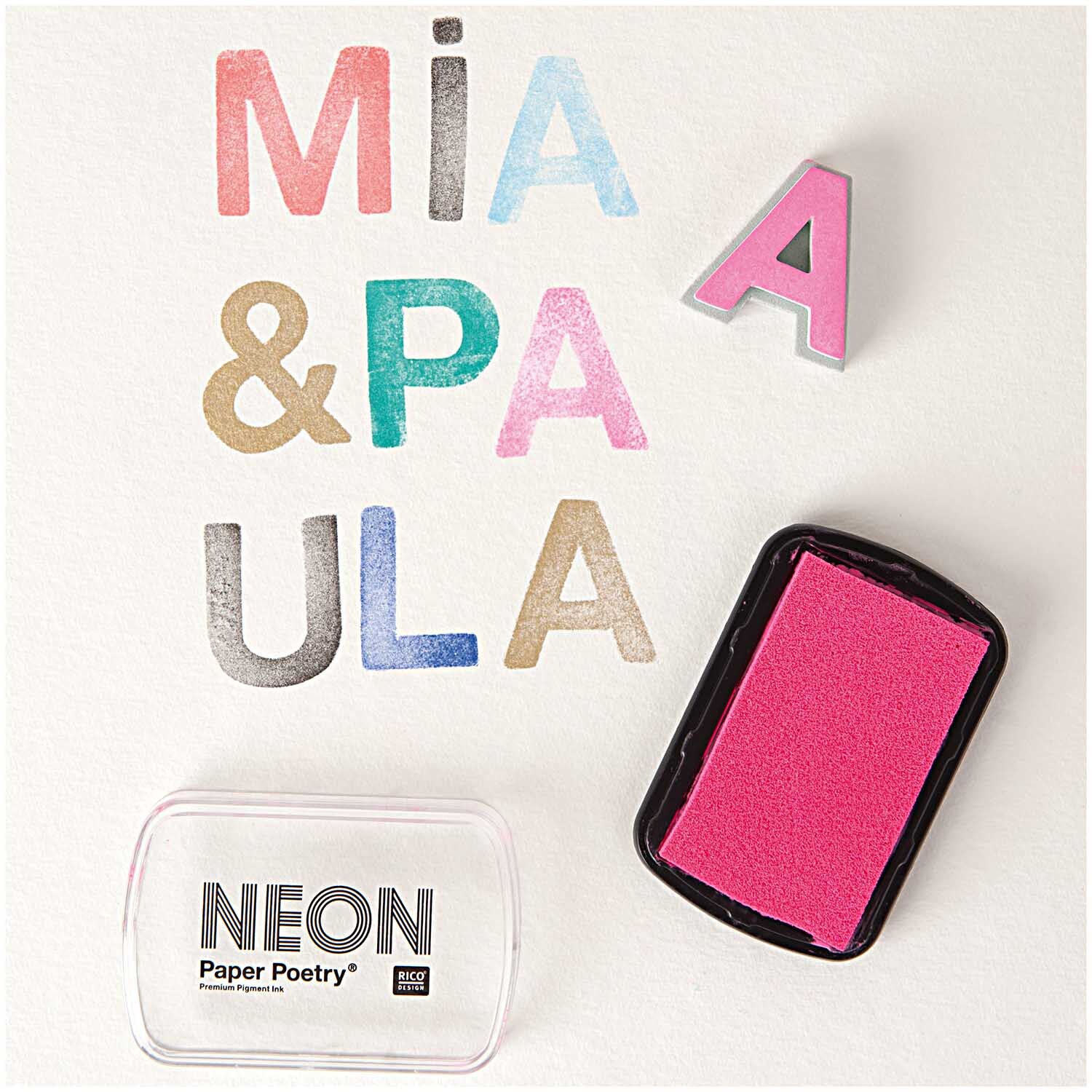 Moosgummistempel Set Alphabet 2: Bunte Buchstabenstempel und rosa Stempelkissen von Rico Design, ideal für kreative Projekte.
