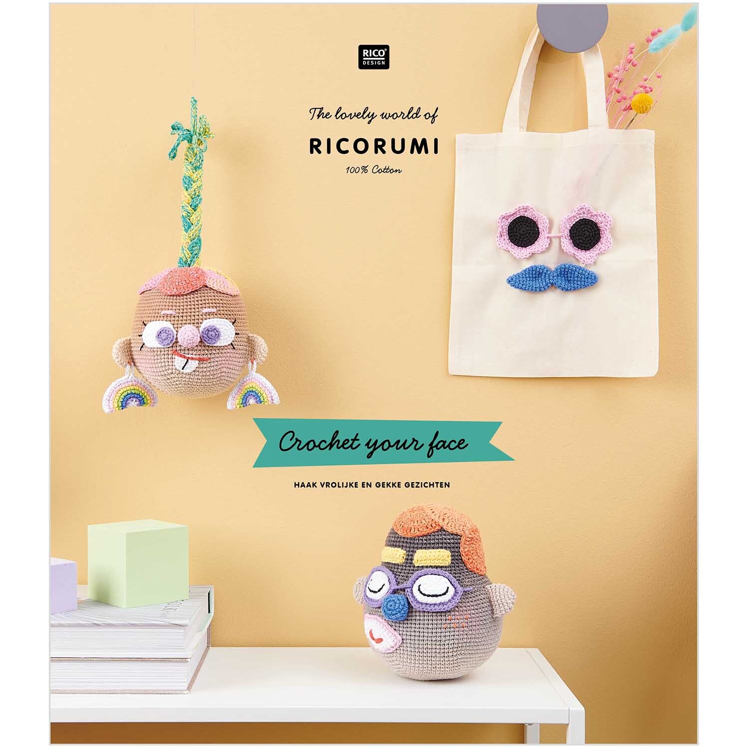 Ricorumi Crochet Your Face niederländisch: Bunte Häkelpuppen und Tasche mit Gesicht auf beigem Hintergrund.