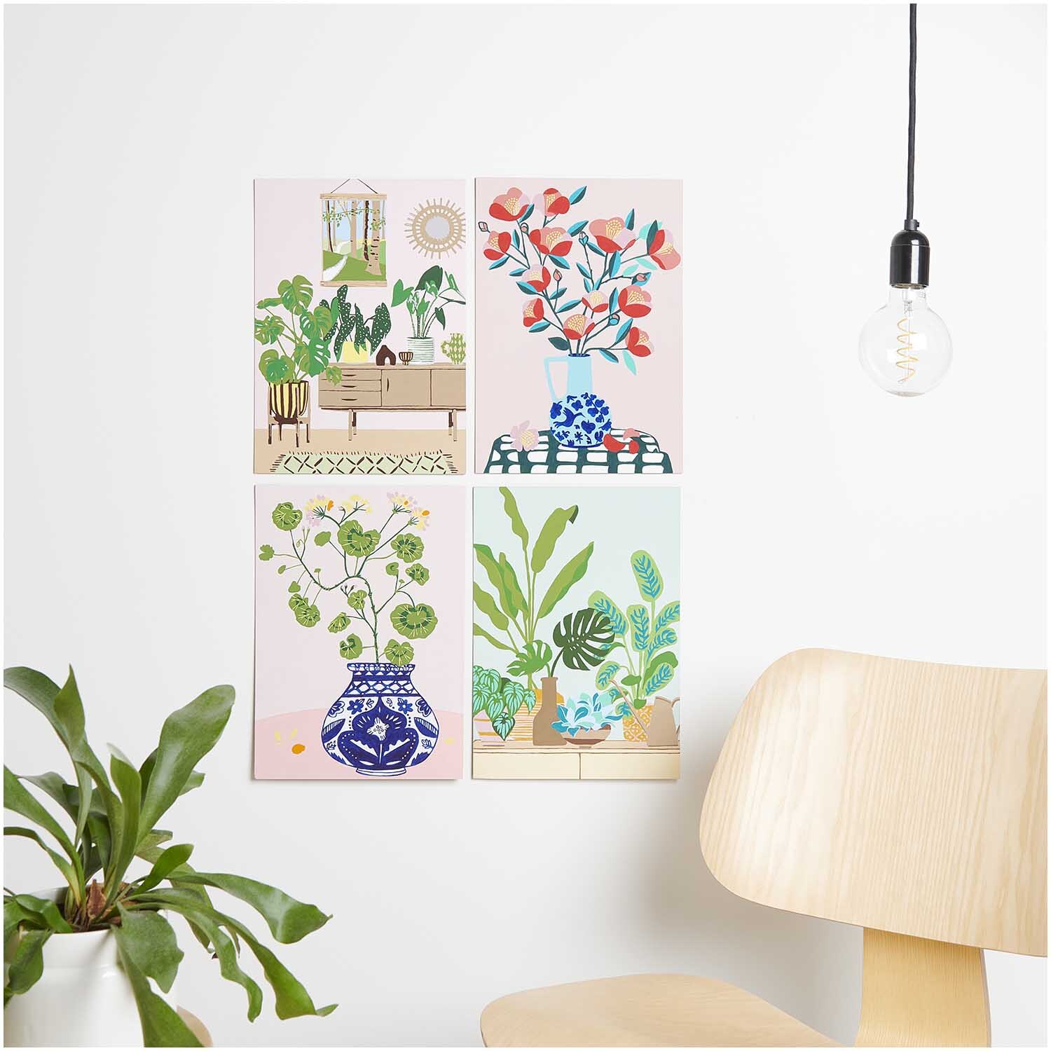 Rico Design Malen nach Zahlen Pflanzen zeigt vier bunte Pflanzenbilder in dekorativen Vasen an einer weißen Wand.