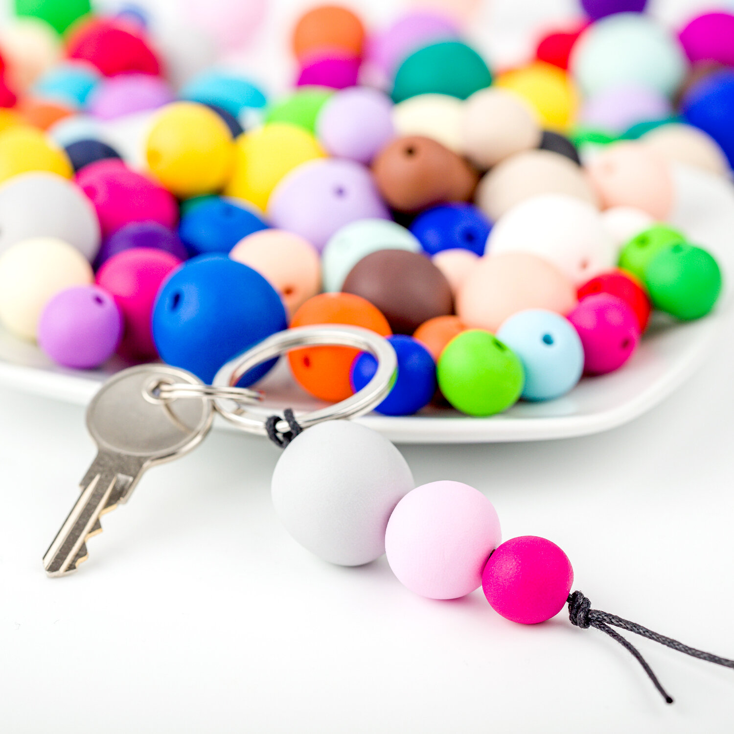 FIMO effect Schlüsselanhänger mit bunten Perlen aus Modelliermasse, Schlüsselring und Schlüssel.