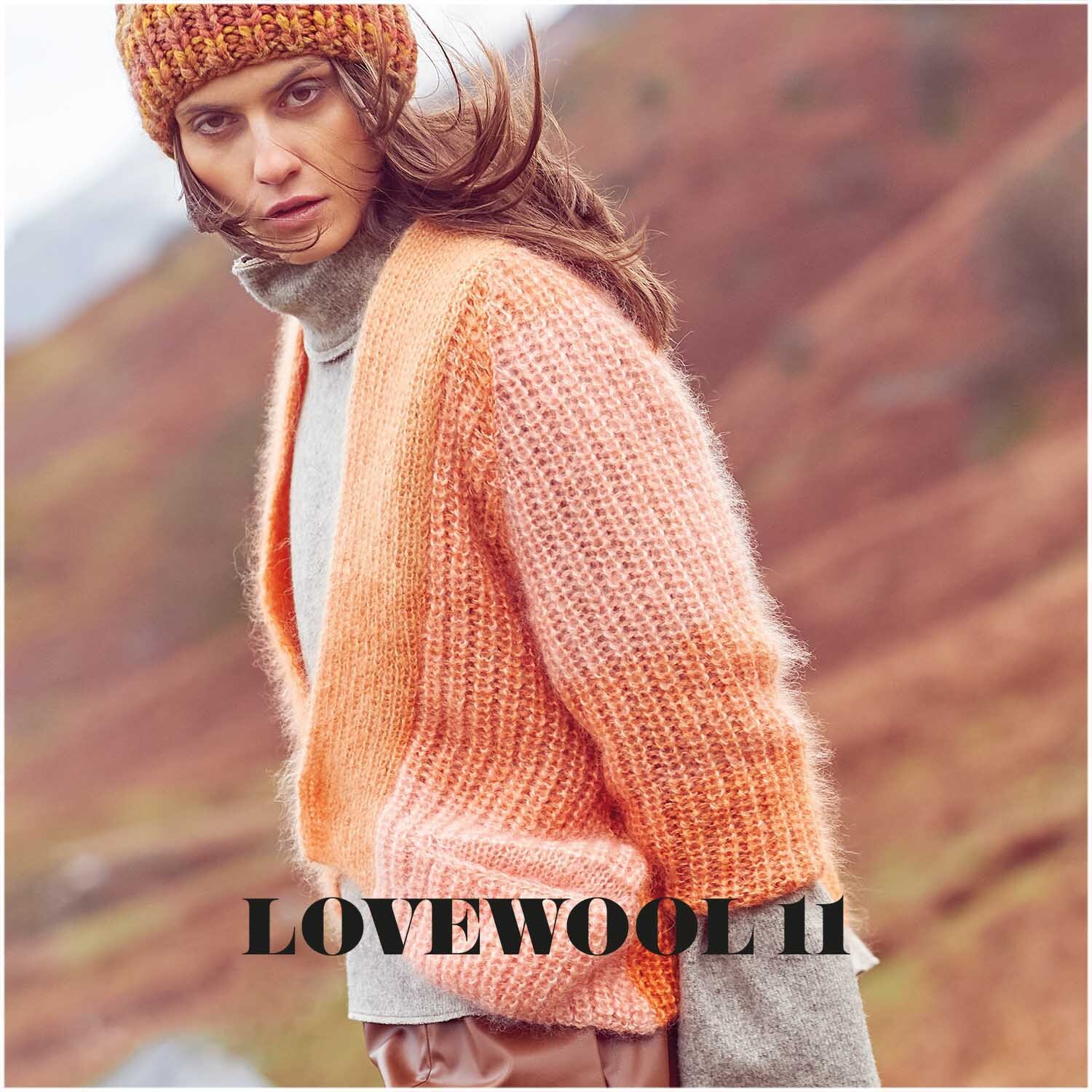 Essentials Super Kid Mohair Loves Silk Colourlove: Frau in lachsfarbenem Strickoutfit von Rico Design in herbstlicher Landschaft.