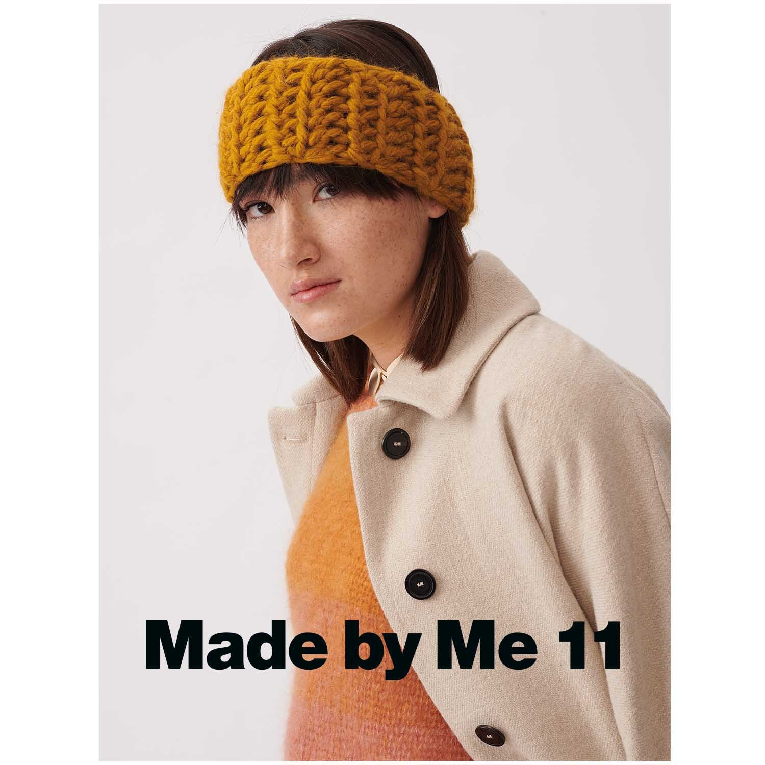 Fashion Alpaca Cozy Up! Stirnband in Senf von Rico Design, getragen von Frau in beigem Mantel.