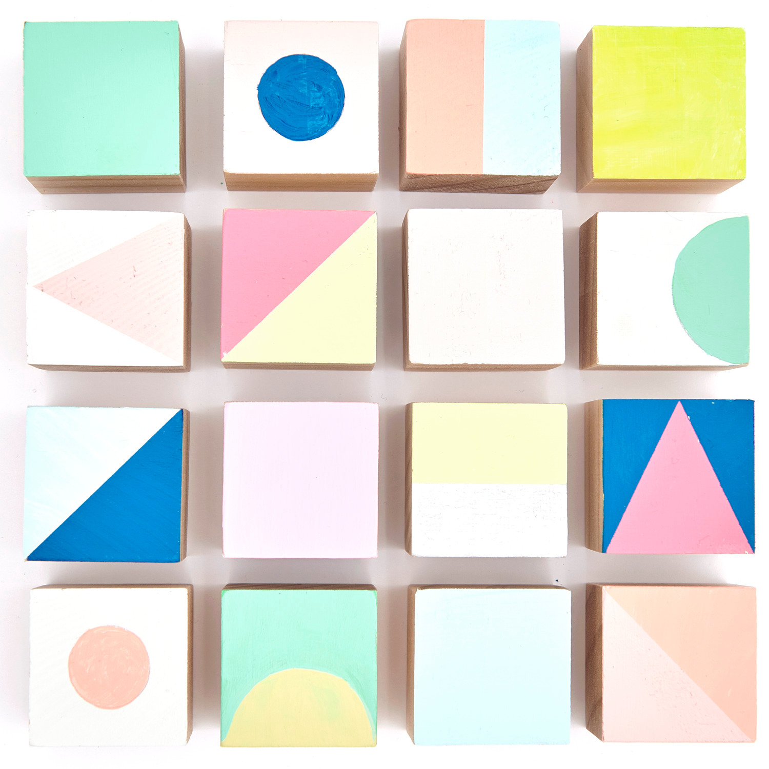 Holzwürfel von Rico Design, 3x3x3cm, 18 Stück. Bunte geometrische Muster auf jedem Würfel.