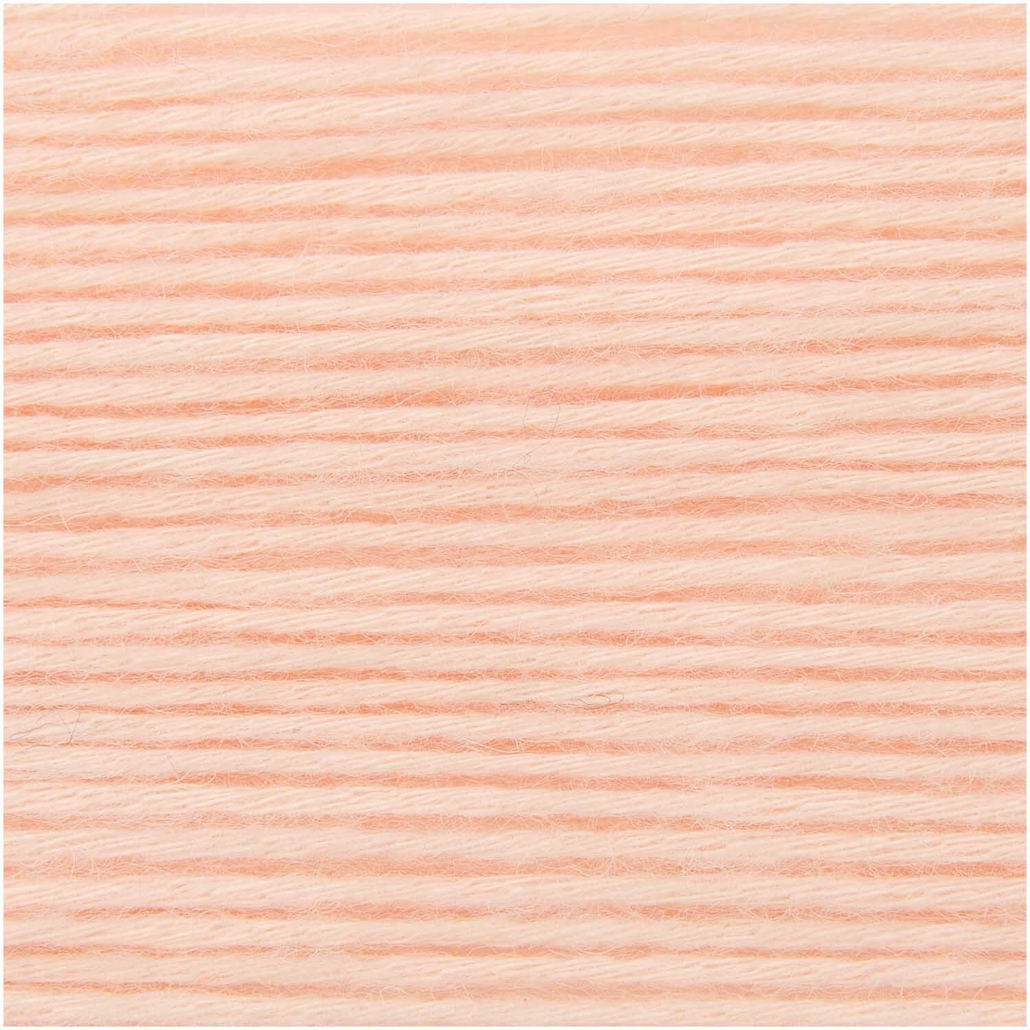 Creative Cotton Fleece dk von Rico Design in zartem Rosa, 100g Knäuel mit 250m Länge, ideal für Strickprojekte.