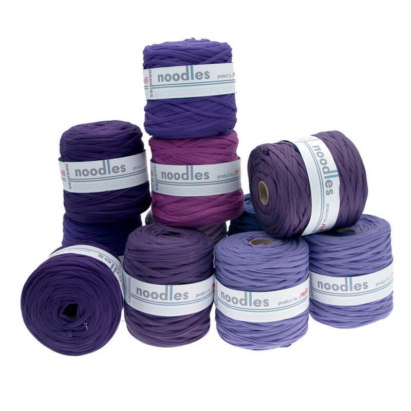 noodles Textilgarn Violett-Töne: Mehrere Rollen Textilgarn in verschiedenen Violett-Tönen von STAFIL, ideal für kreative Projekte.