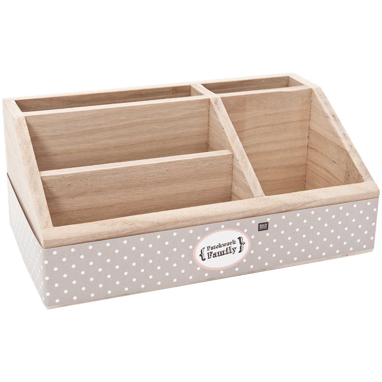 Schreibtischbutler 24x13,5x10cm aus Holz mit mehreren Fächern, ideal zur Organisation von Büromaterial. Dezentes Punktmuster auf der Vorderseite.