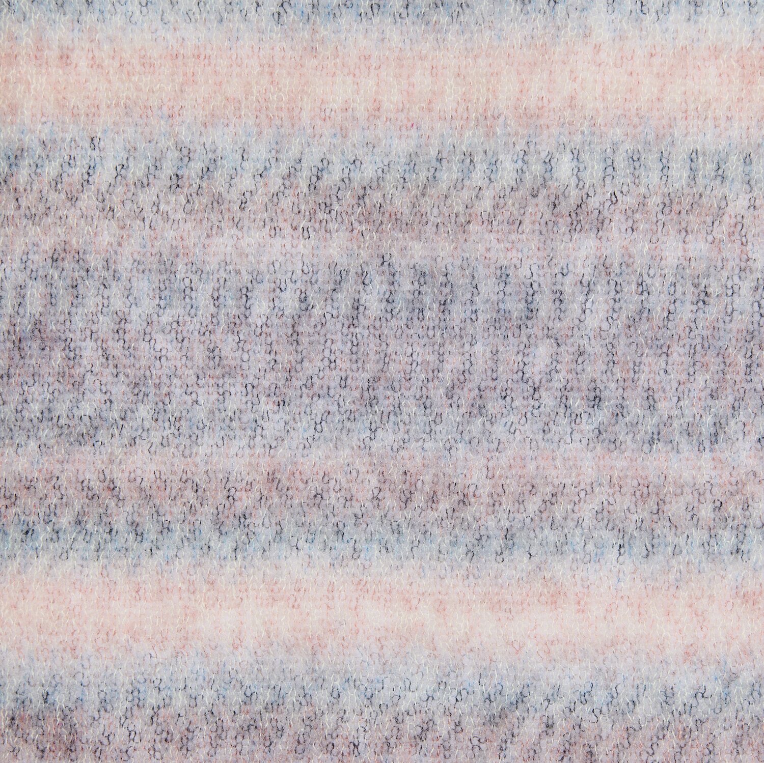Essentials Super Kid Mohair Loves Silk Spray zeigt ein weiches, pastellfarbenes Garnmuster von Rico Design, ideal für leichte Strickprojekte.