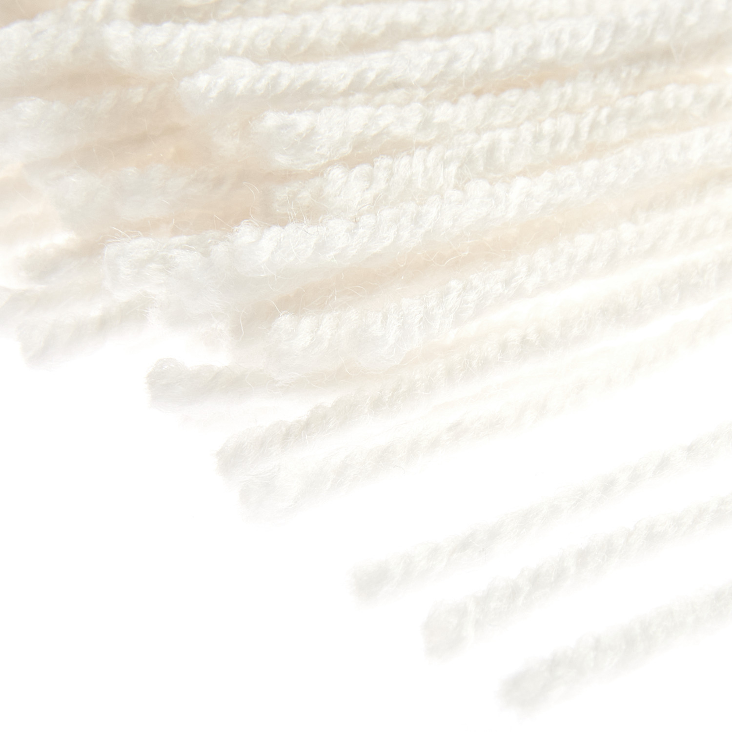 Rico Hooki Hooki Knüpfgarn in Off White, 10cm lang, von Rico Design. Weiches Garn in Nahaufnahme.