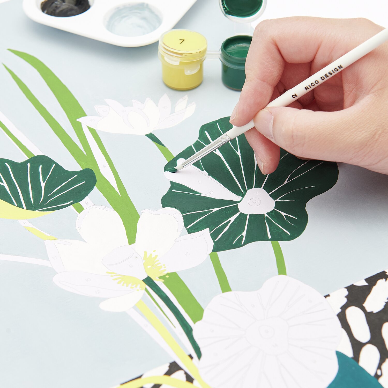 Malen nach Zahlen Lotus: Hand bemalt ein Lotusbild mit grünen und gelben Farben, Pinsel von Rico Design.