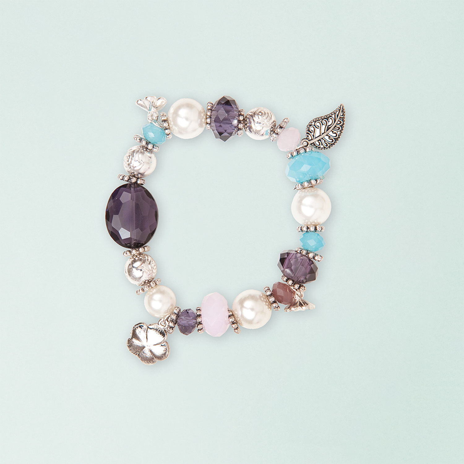 Anleitung Perlenset Fashion Armband basteln: Ein Armband mit bunten Perlen und silbernen Akzenten auf hellem Hintergrund.