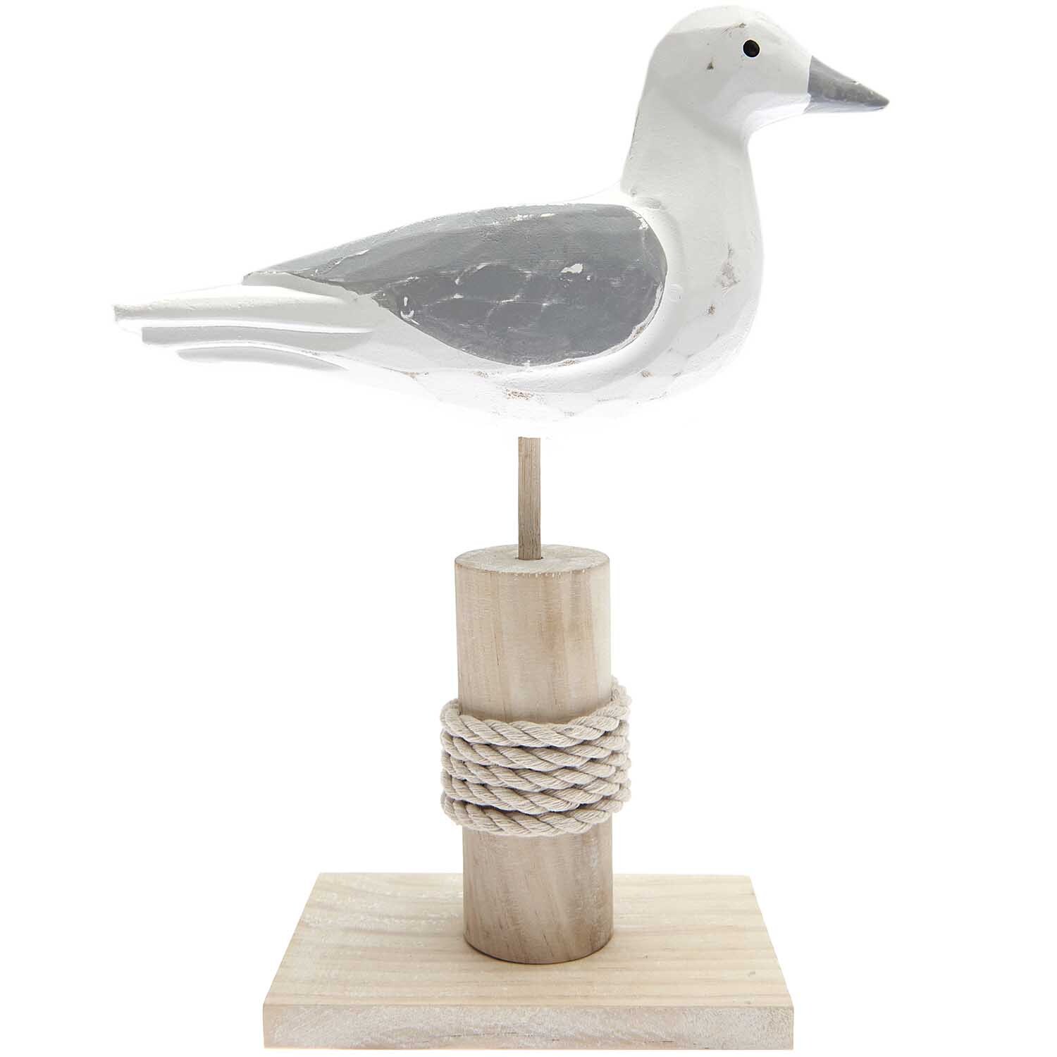 Aufsteller Möwe grau-weiß 20x8x25cm von Rico Design: Dekorative Möwe auf Holzsockel, ideal für maritimes Ambiente.