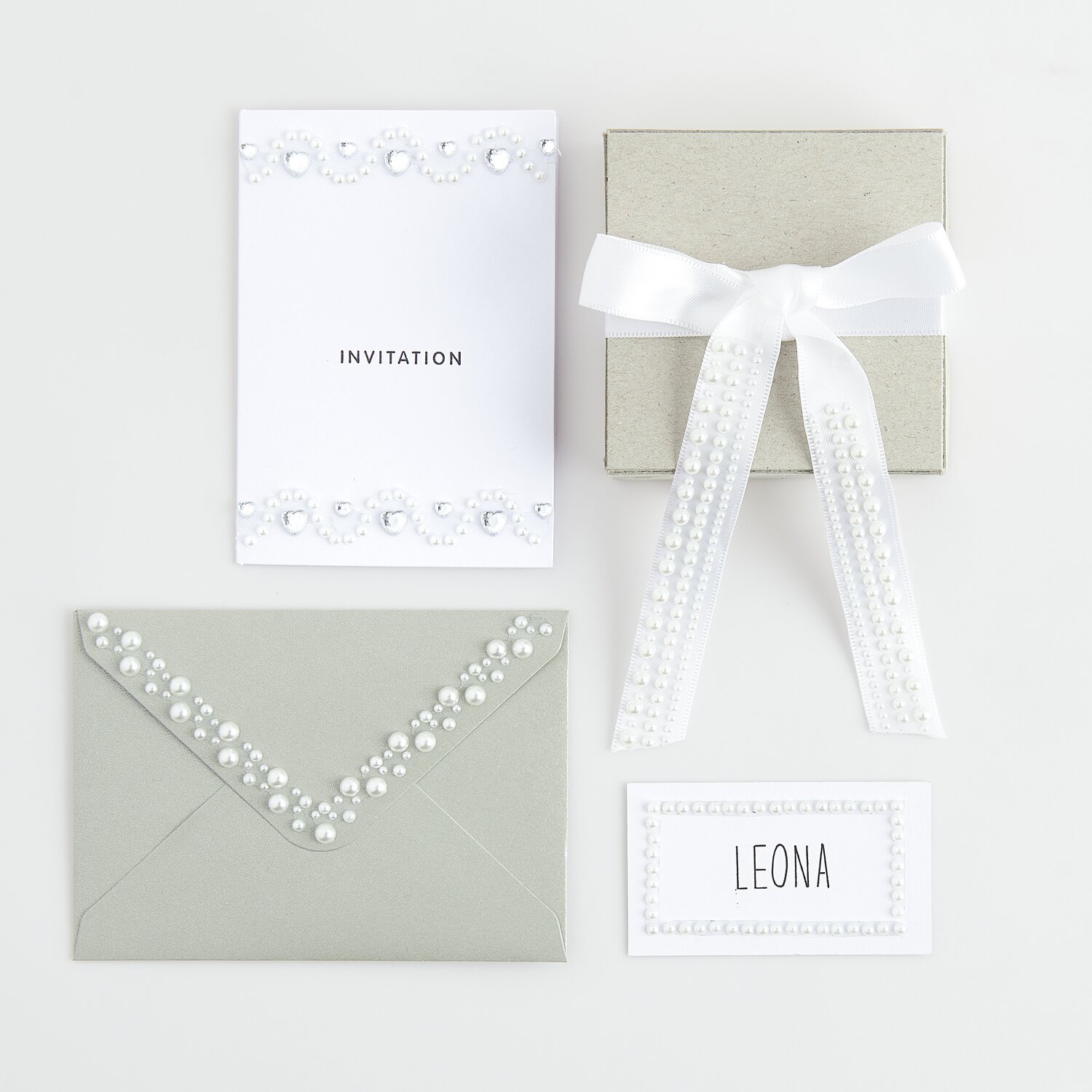 Paper Poetry Strasstape mit Perlen verziert eine Einladung, ein Geschenk und eine Karte elegant.