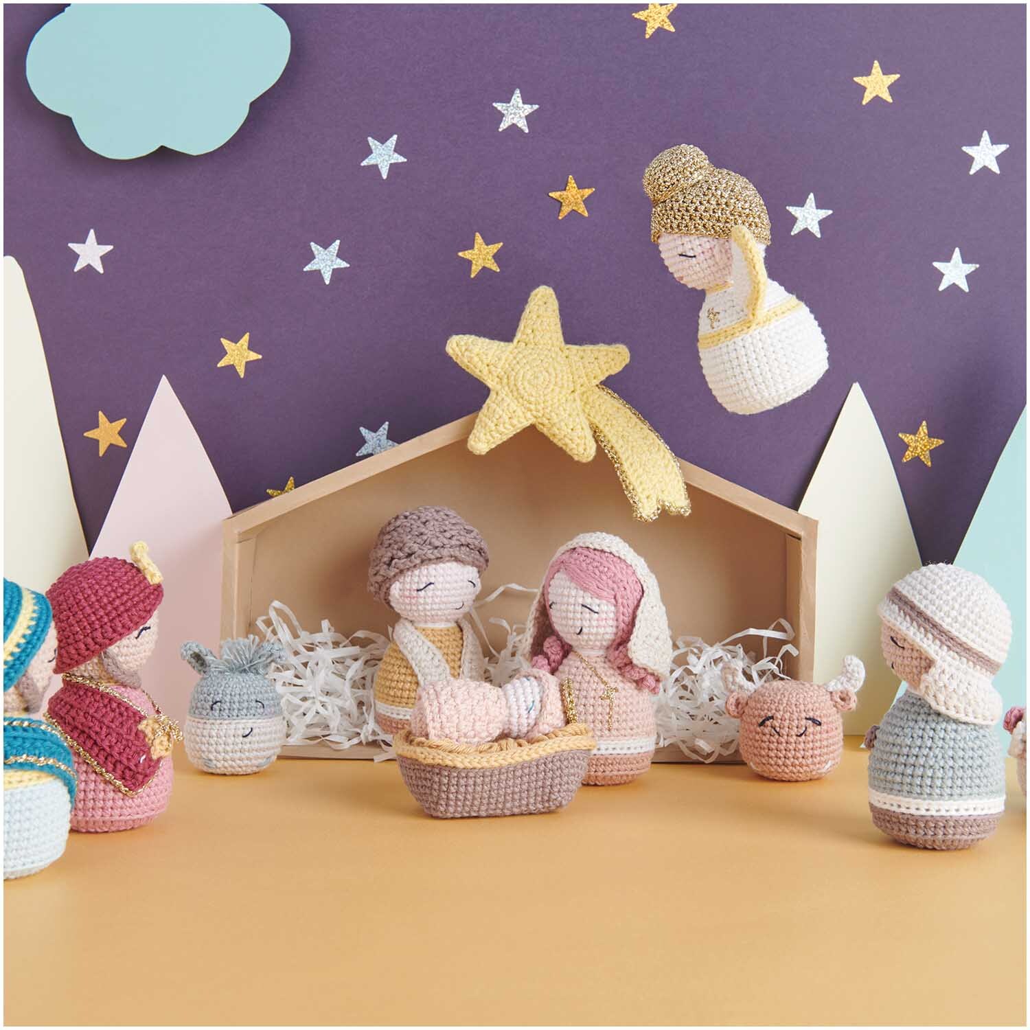 Creative Ricorumi dk: Häkelfiguren in einer Krippenszene mit Engel, Stern und Tieren, von Rico Design.