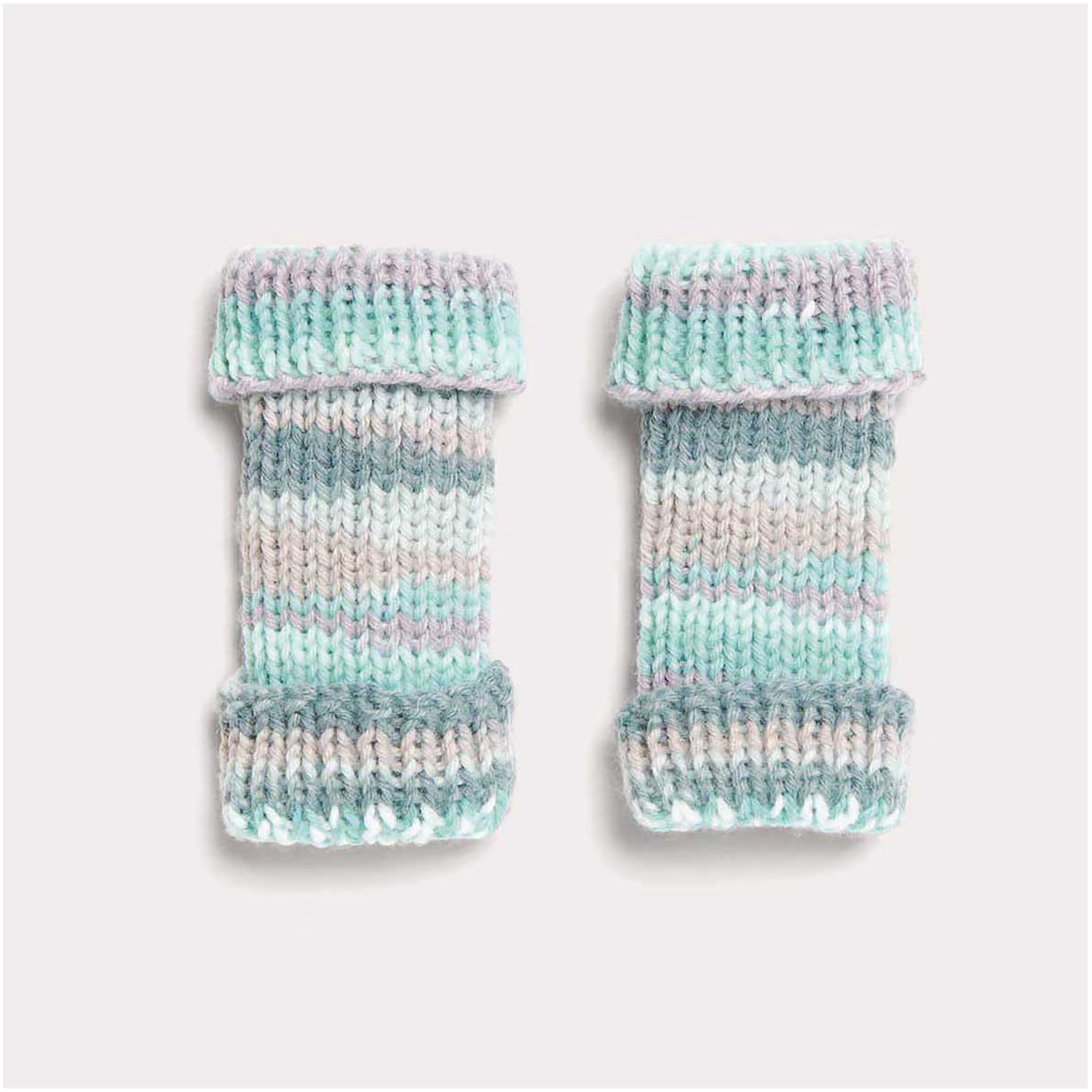 Gestrickte Babystulpen in Grün-Grau-Tönen: Modell 15 aus dem Heft Rico Baby 038