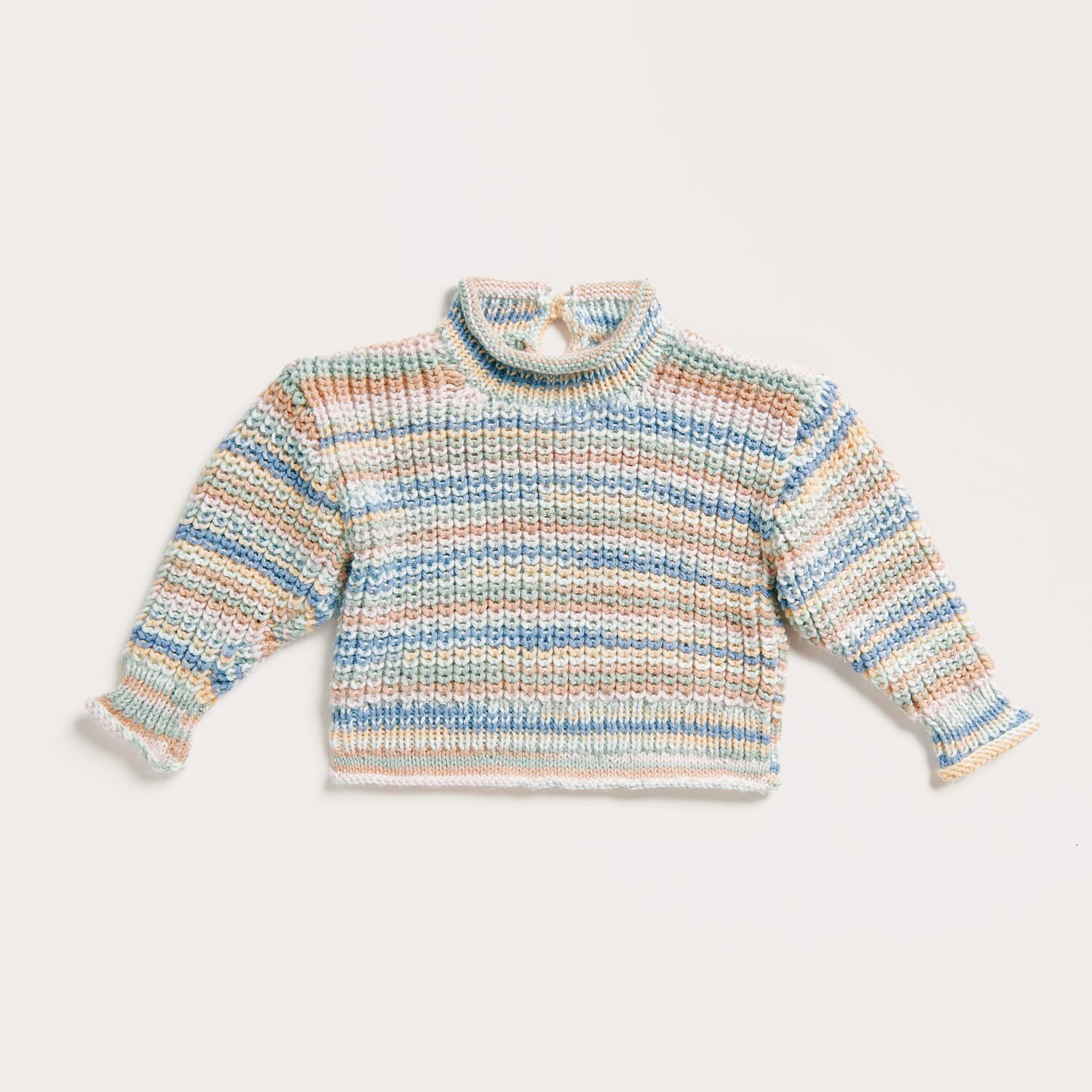Strickset Pullover Modell 15 aus Baby 042, gestreift in Pastelltönen, auf weißem Hintergrund.