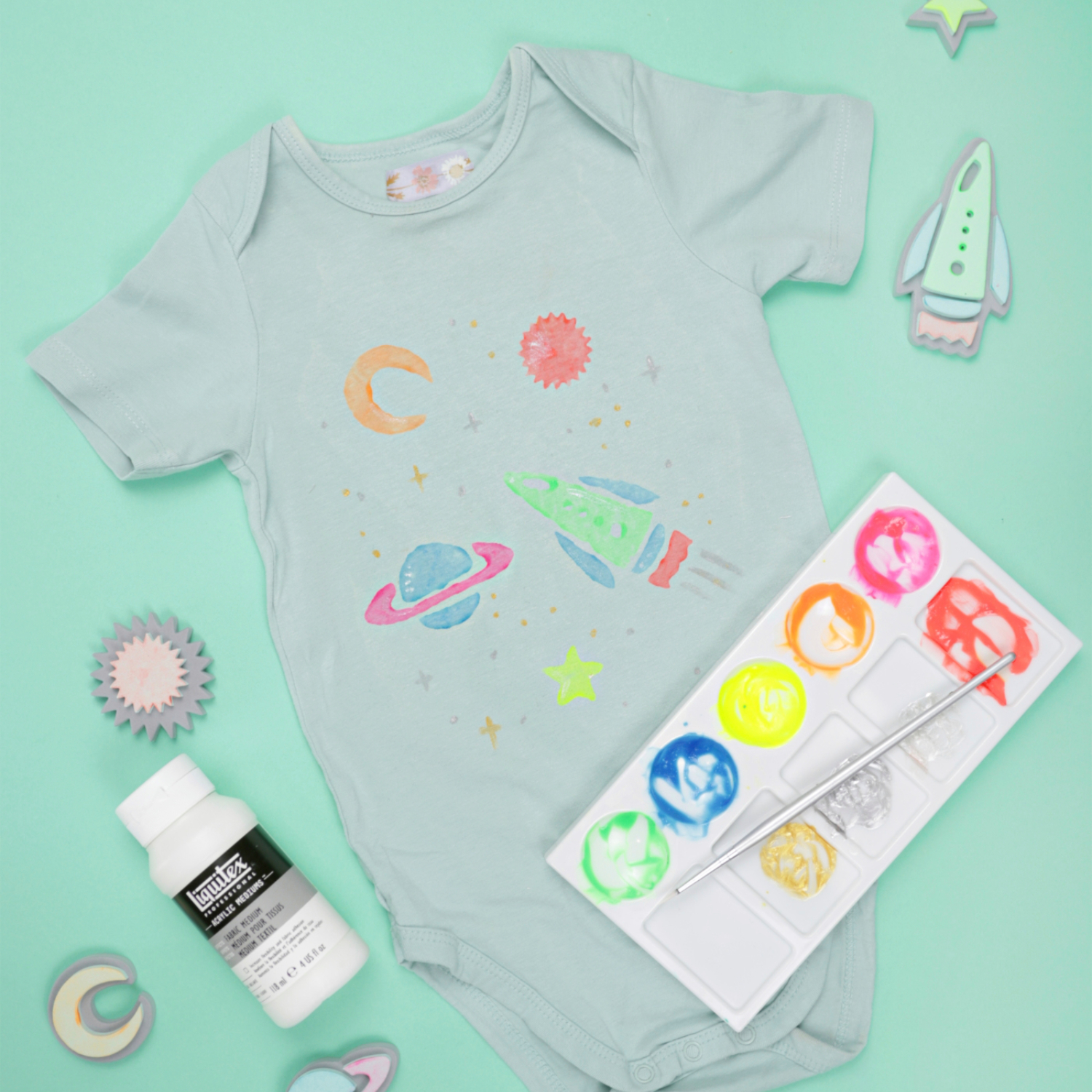 Anleitung Babybody mit Acrylfarbe bestempeln von idee. Creativmarkt 