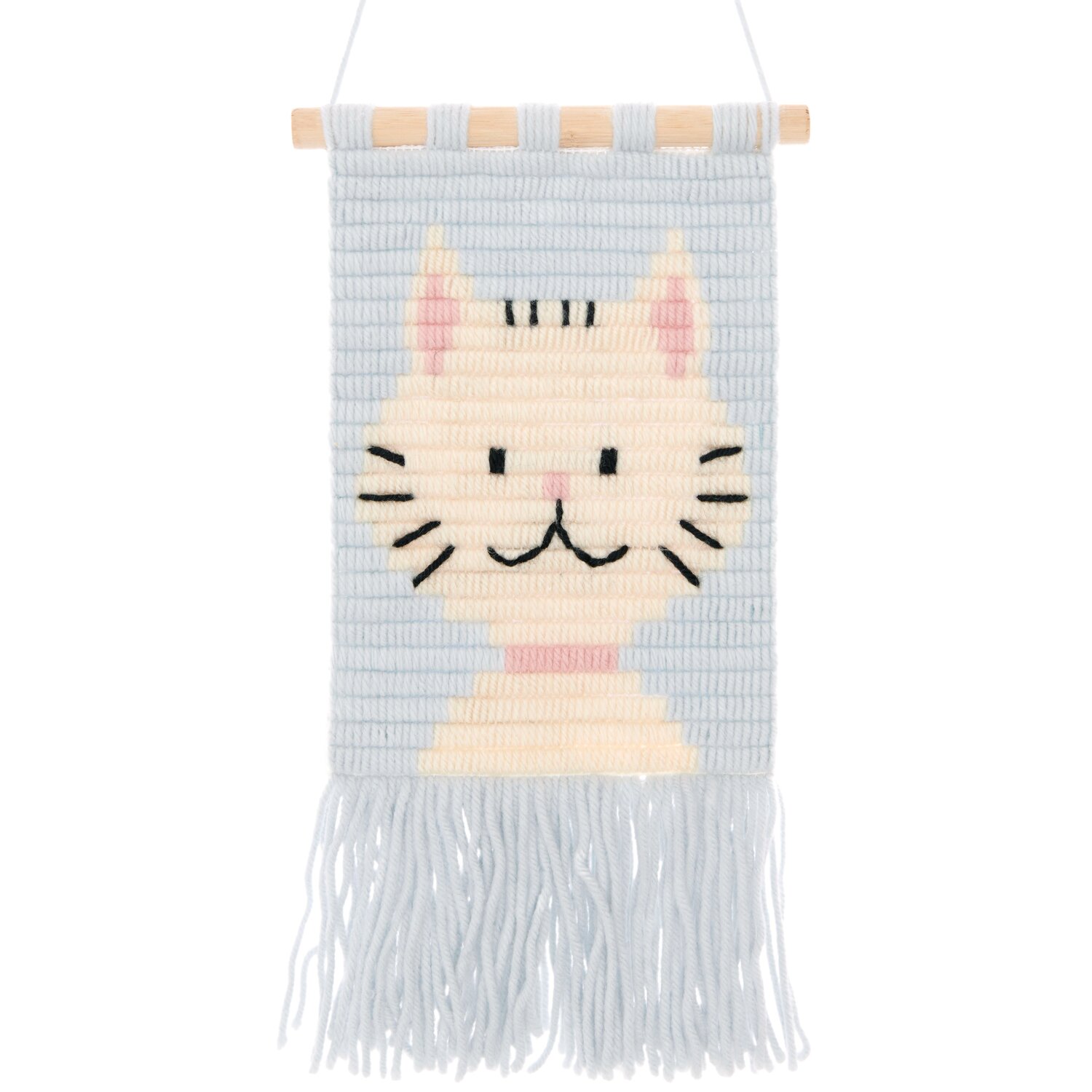 Longstitch Stickpackung Katze, 18x30cm, zeigt eine gestickte Katze auf hellblauem Hintergrund mit Fransen.