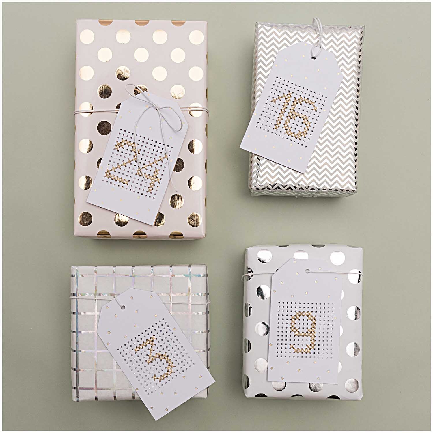 Paper Poetry Geschenkpapier mit goldenen Punkten auf rosa Hintergrund, dekorativ verpackte Geschenke von Rico Design.