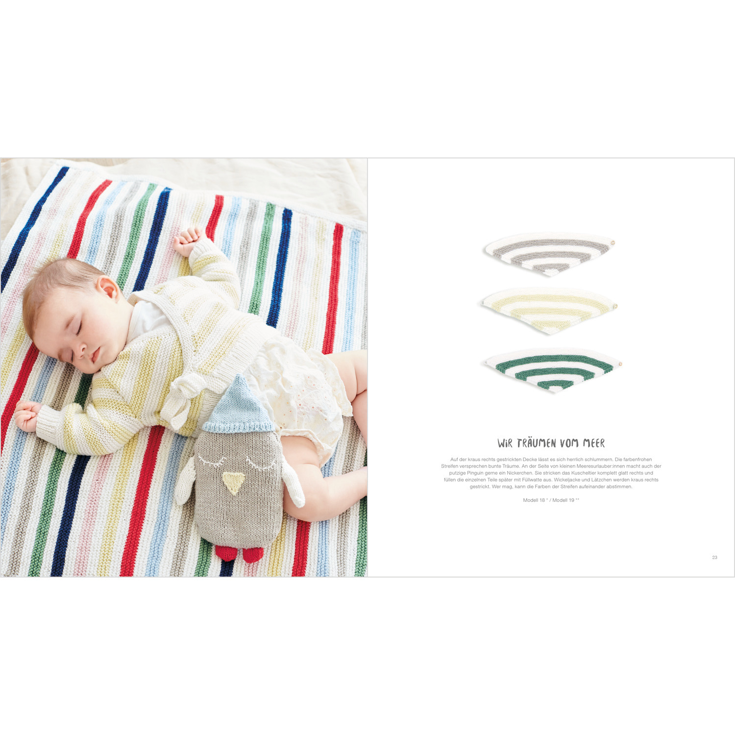 Rico Baby 039: Ein Baby schläft auf einer gestreiften Decke neben einem Stofftier. Links bunte Streifen, rechts drei Halstücher in neutralen Tönen.