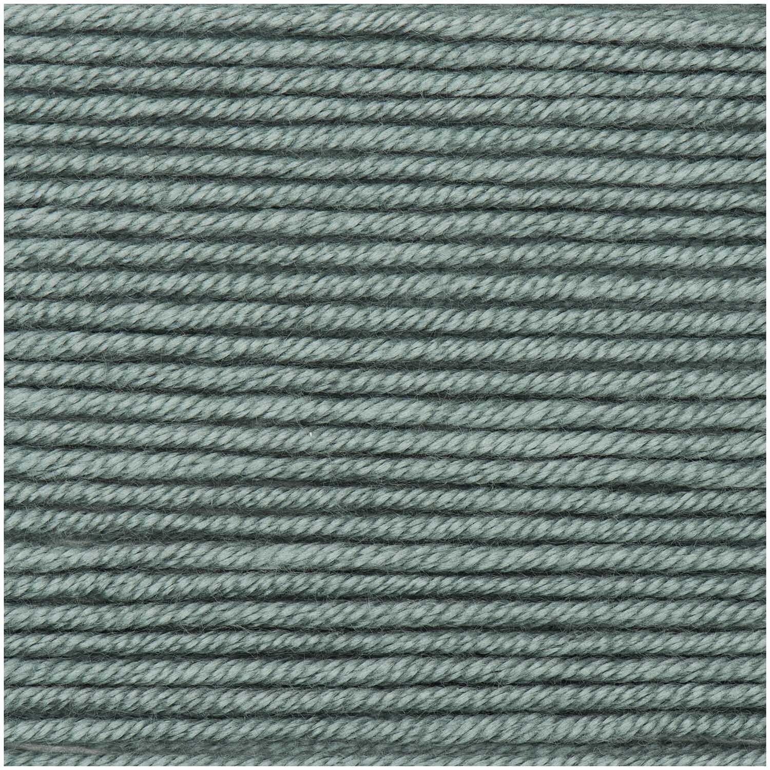 Creative Silky Touch dk Wolle in Patina von Rico Design, 100g, 220m. Nahaufnahme der weichen, seidigen Textur.