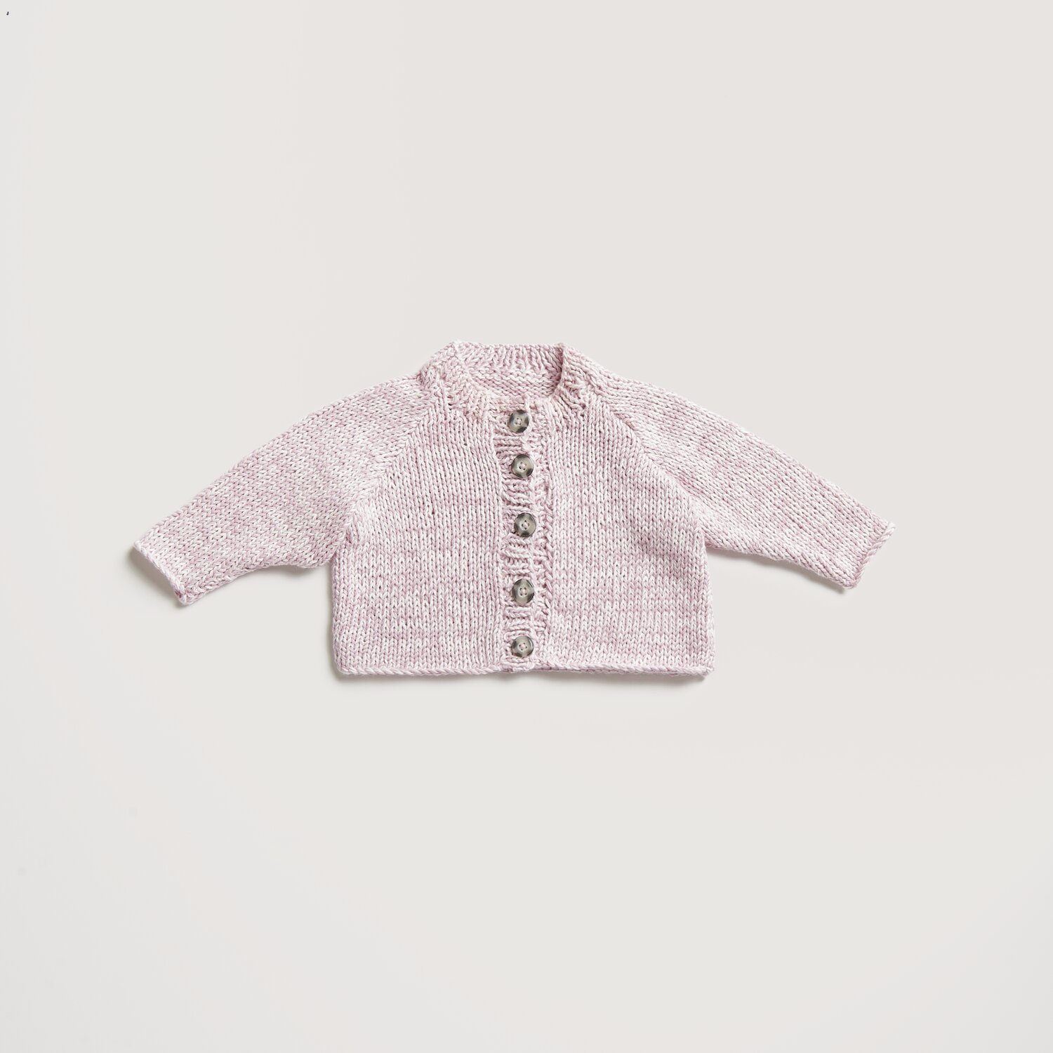 Baby Cozy Organic Cotton Cashmere: Weiche Babyjacke aus Baumwolle-Kaschmir-Mix in zartem Rosa mit Knopfleiste. Perfekt für empfindliche Haut.