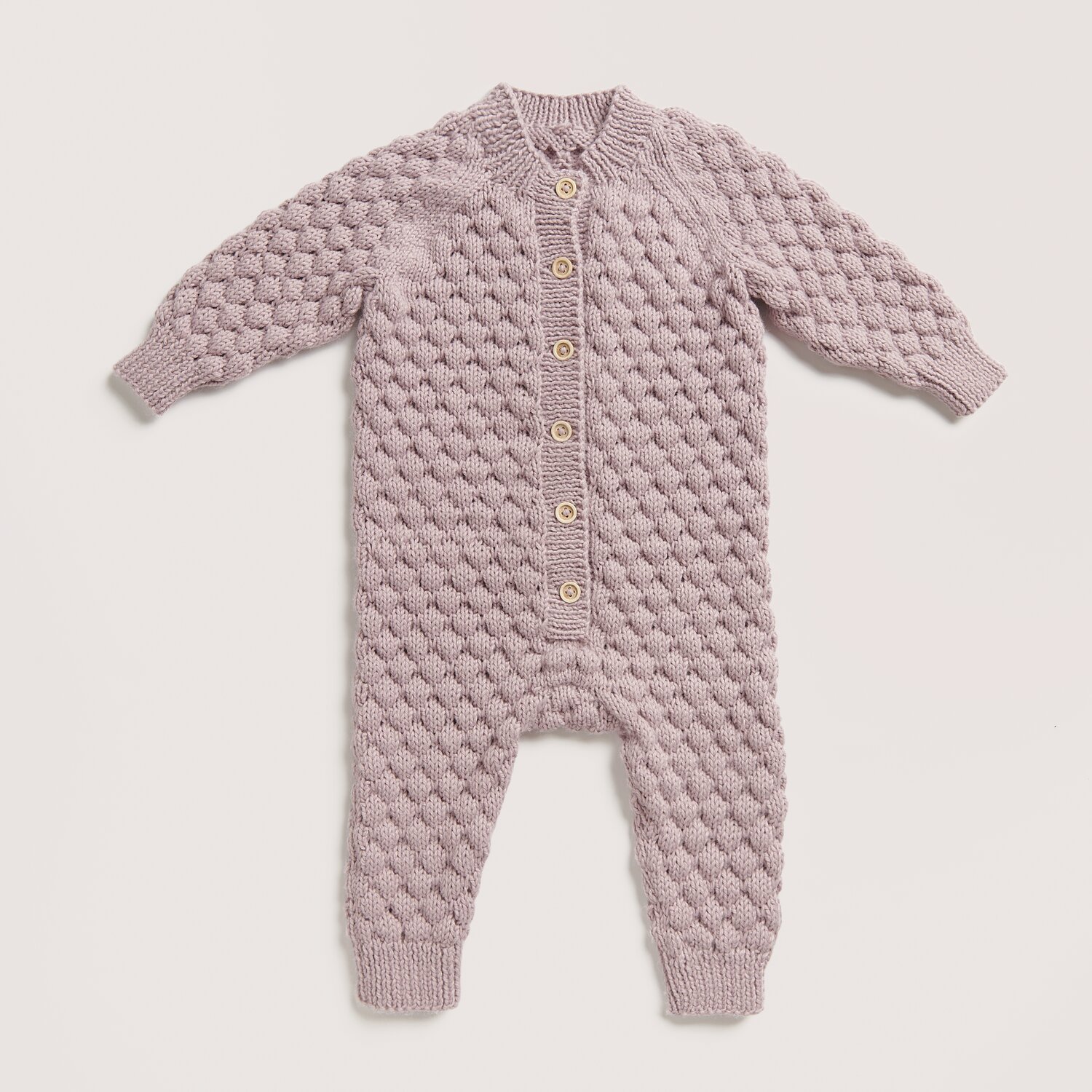 Strickset Strampler Modell 04 in Flieder, gestrickt aus Rico Baby Dream dk uni, zeigt ein luxuriöses Design mit Knopfleiste.