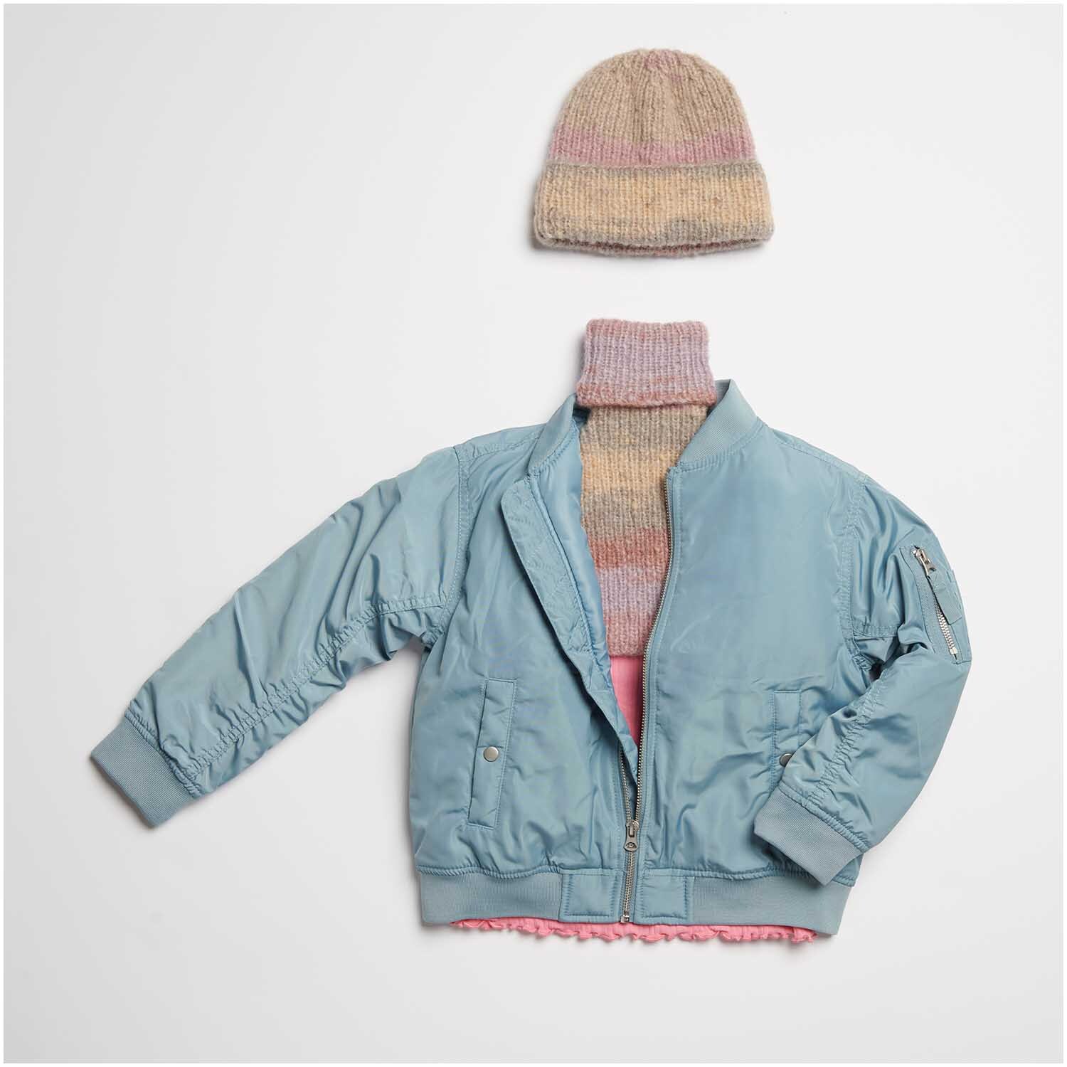 Creative Painted Power: Eine blaue Jacke mit passender Mütze und Schal aus Rico Design Terra Garn.
