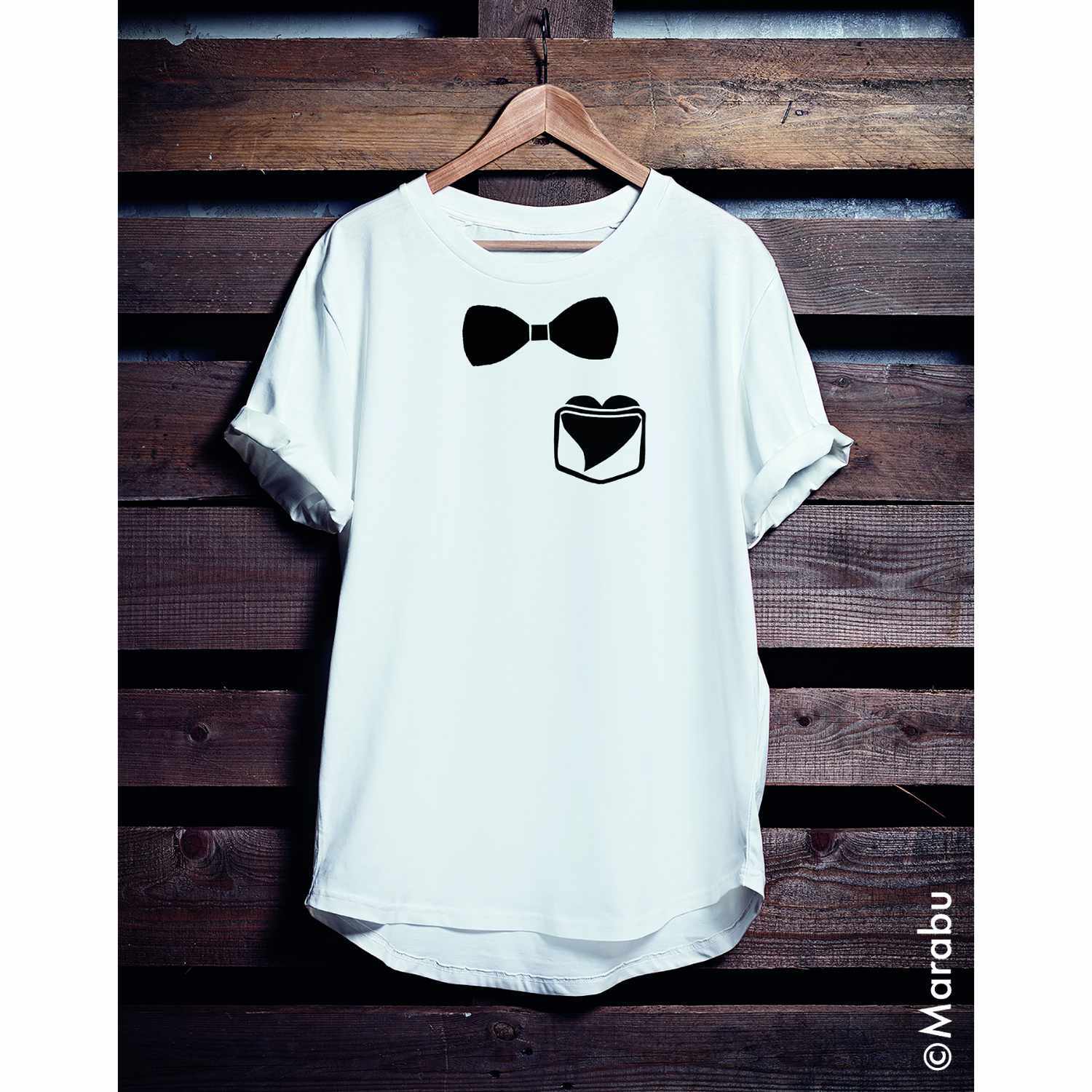 Textil Print Screen Siebdruck Set: Weißes T-Shirt mit schwarzem Fliegen- und Geschenk-Design, hängend vor Holzwand. Ideal für kreative Druckprojekte.