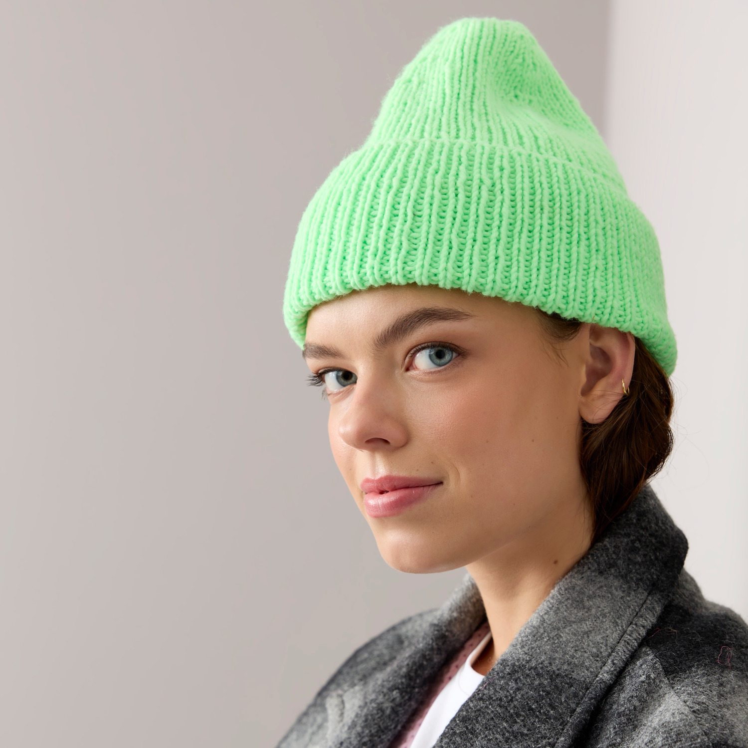Special "Vegan Cashmere" International Essentials Strickset Mütze Modell 01b in leuchtendem Grün von Rico Design, ideal für stilvolle Wintertage.