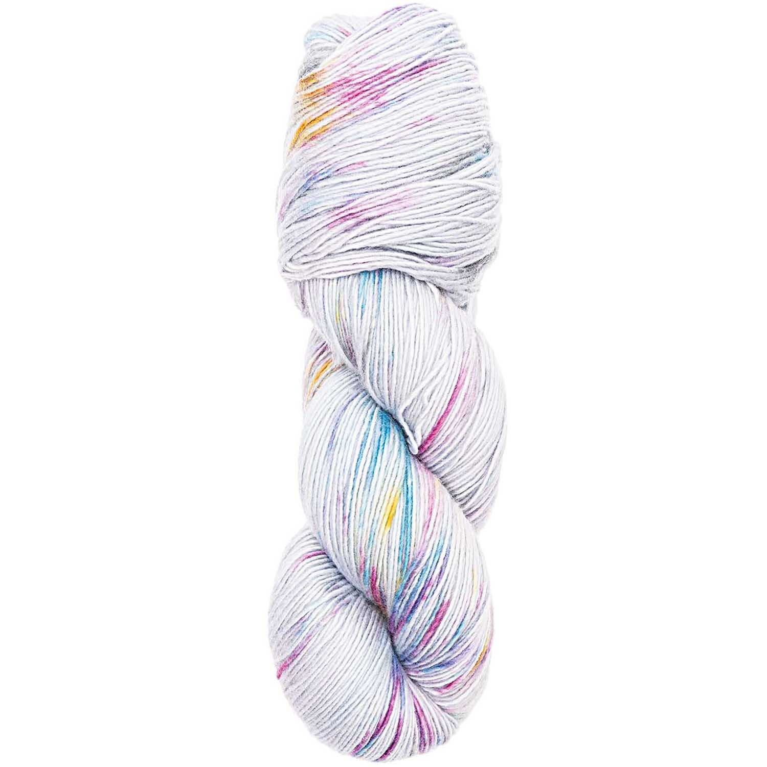 Luxury Hand-Dyed Happiness dk von Rico Design: Hellblaues Garn mit bunten Sprenkeln, 100g, 390m. Ideal für kreative Strickprojekte.