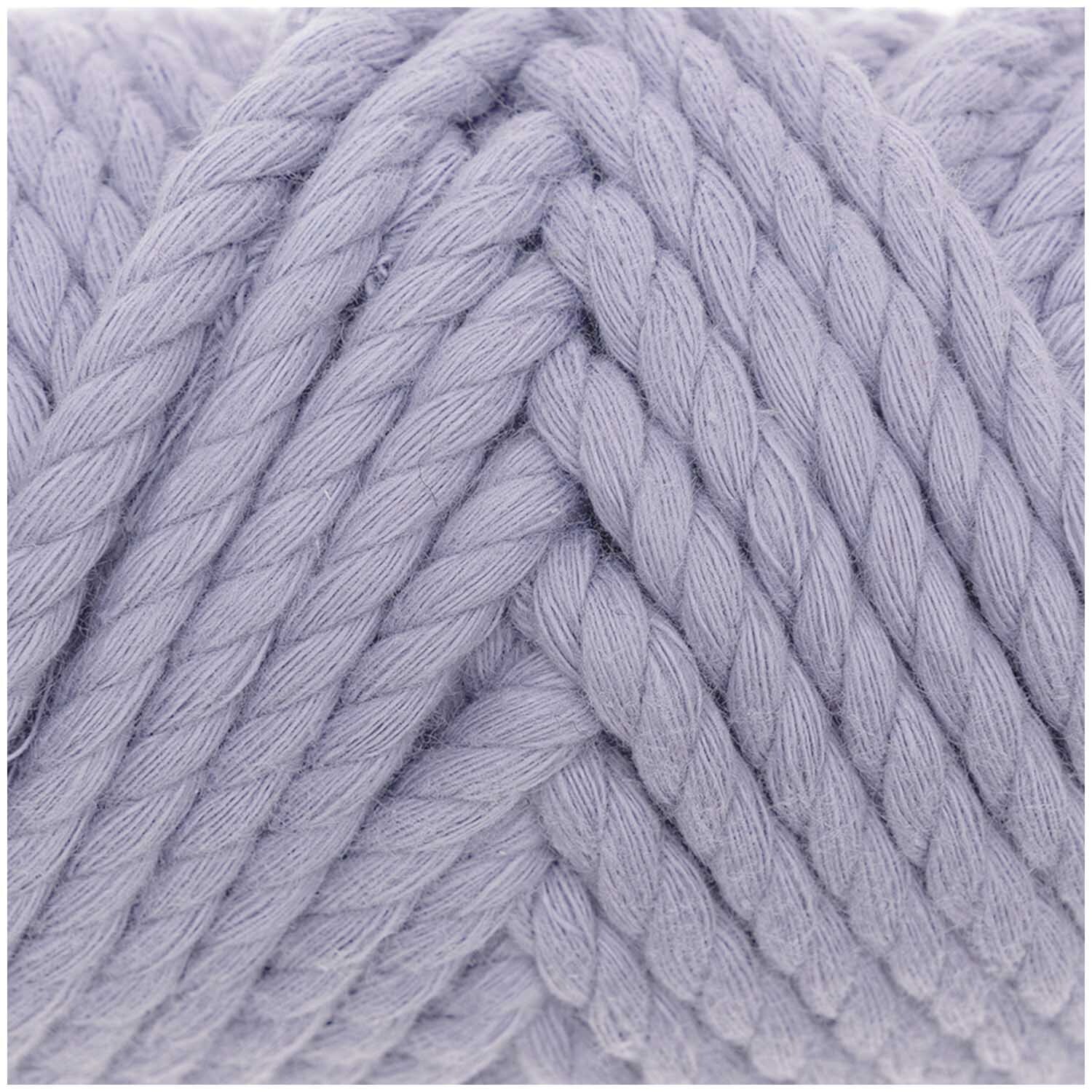 Creative Cotton Cord Makramee-Garn von Rico Design in Nahaufnahme, zeigt lila geflochtenes Garn, ideal für kreative Projekte.