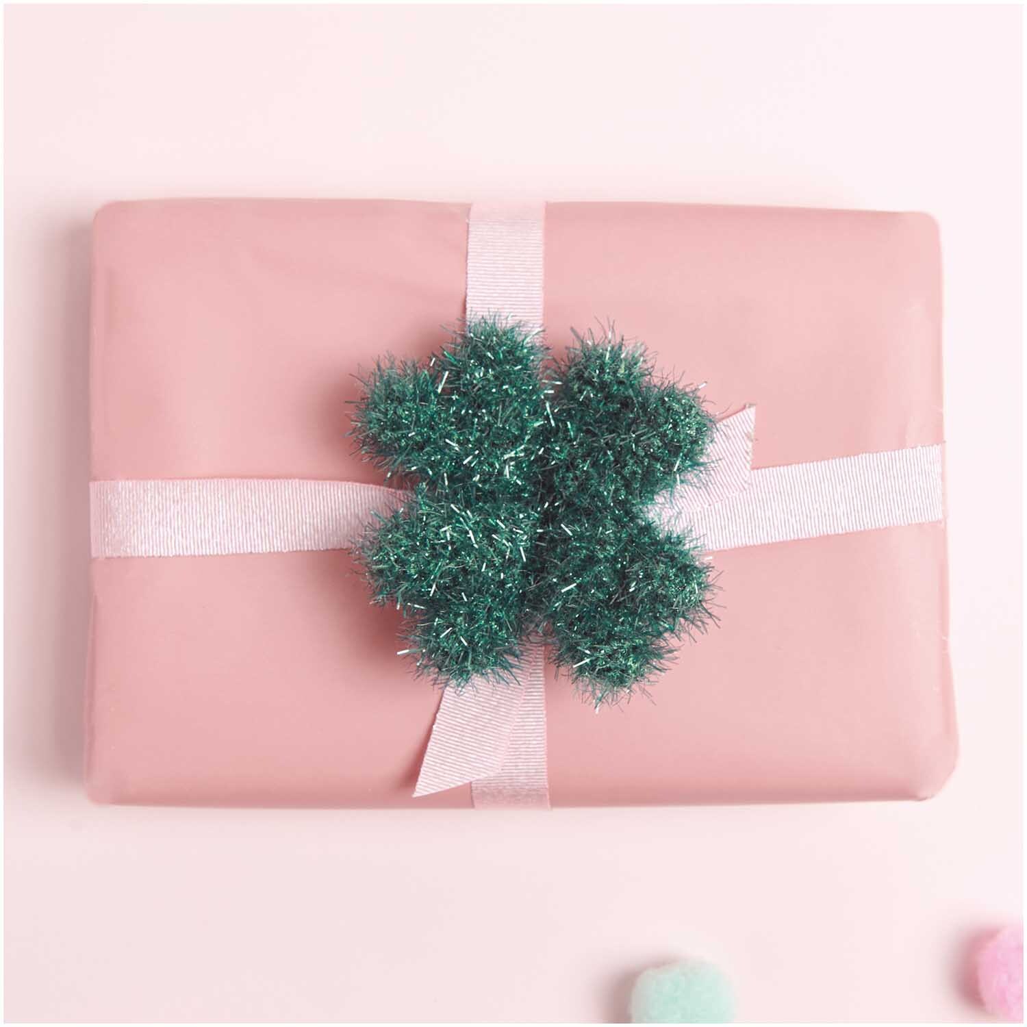Creative Bubble von Rico Design: Ein rosa Geschenk mit glänzendem, grünem Blattdekor, 50g 90m.