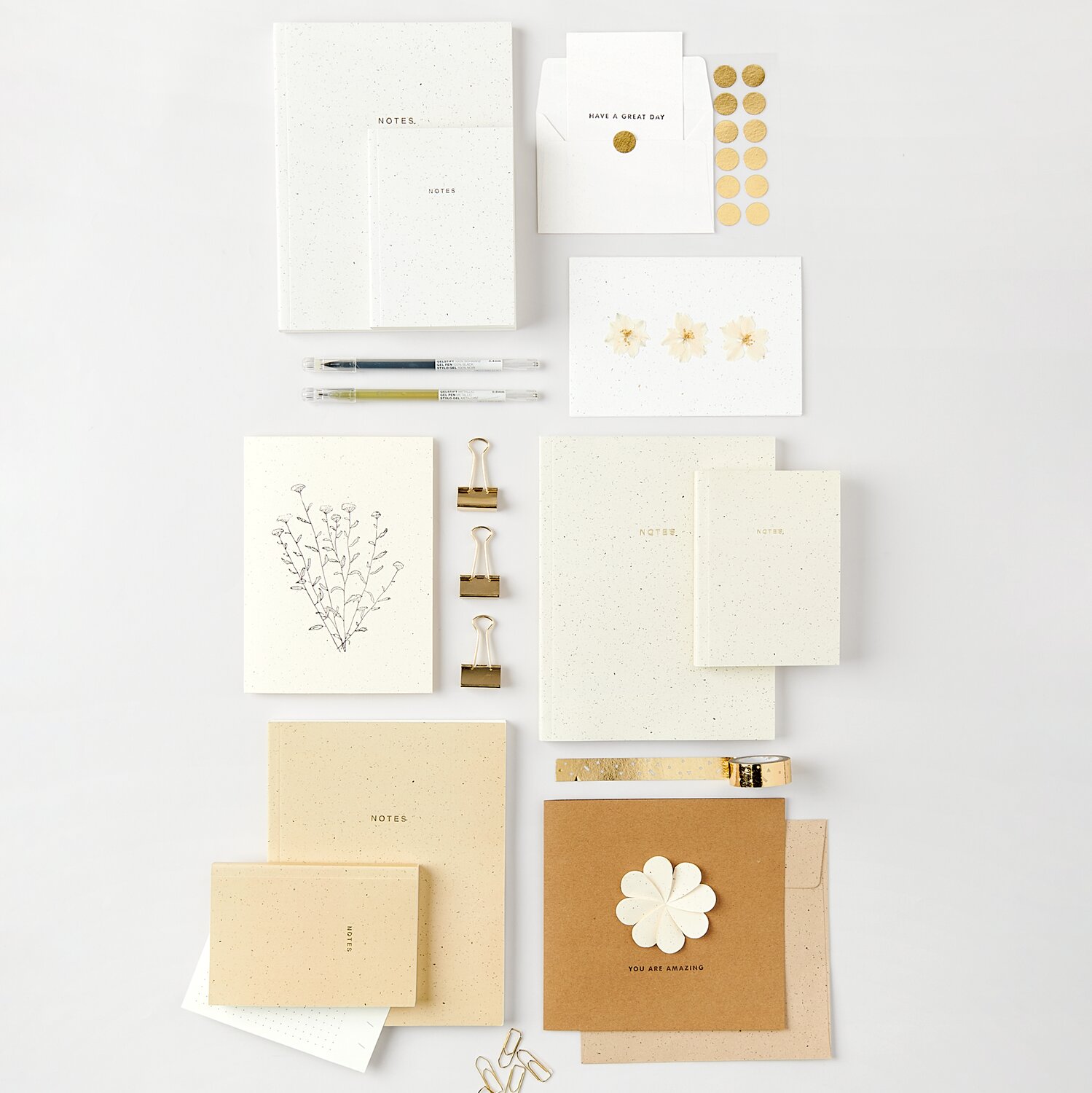 Paper Poetry Notizbuch L zeigt ein offwhite Notizbuch 15x20cm von Rico Design, arrangiert mit Schreibwaren und dekorativen Büroaccessoires.