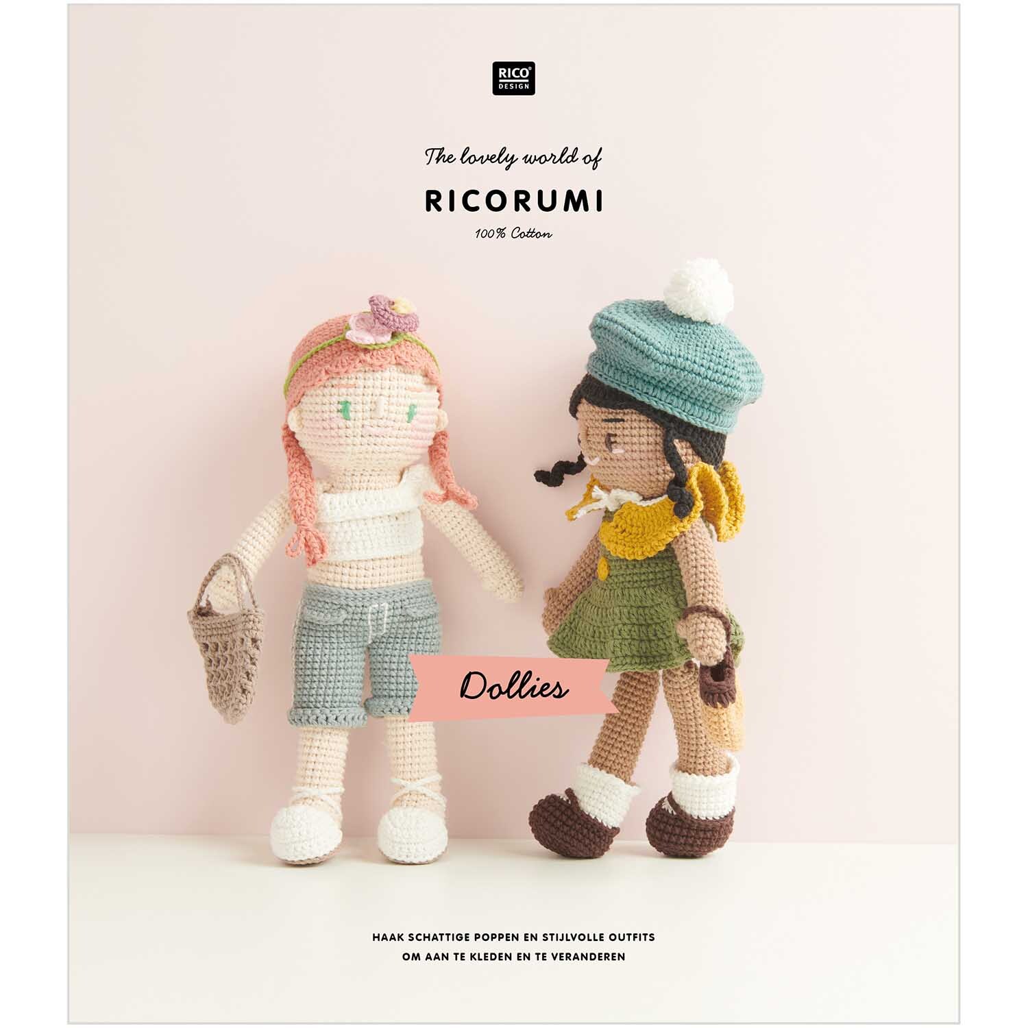 Ricorumi Dollies niederländisch: Zwei gehäkelte Puppen in sommerlicher Kleidung, eine mit rosa Haaren und eine mit grüner Mütze.
