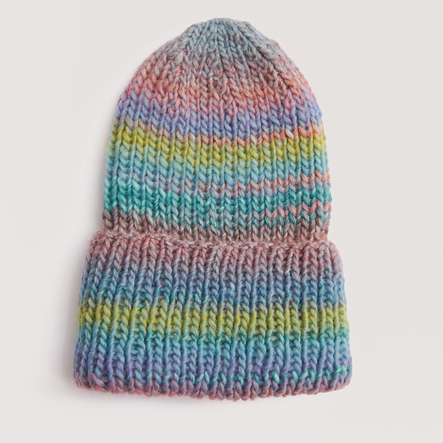 Strickset Mütze Modell 22: Bunte, gestreifte Mütze aus weicher Wolle, ideal für kalte Tage.