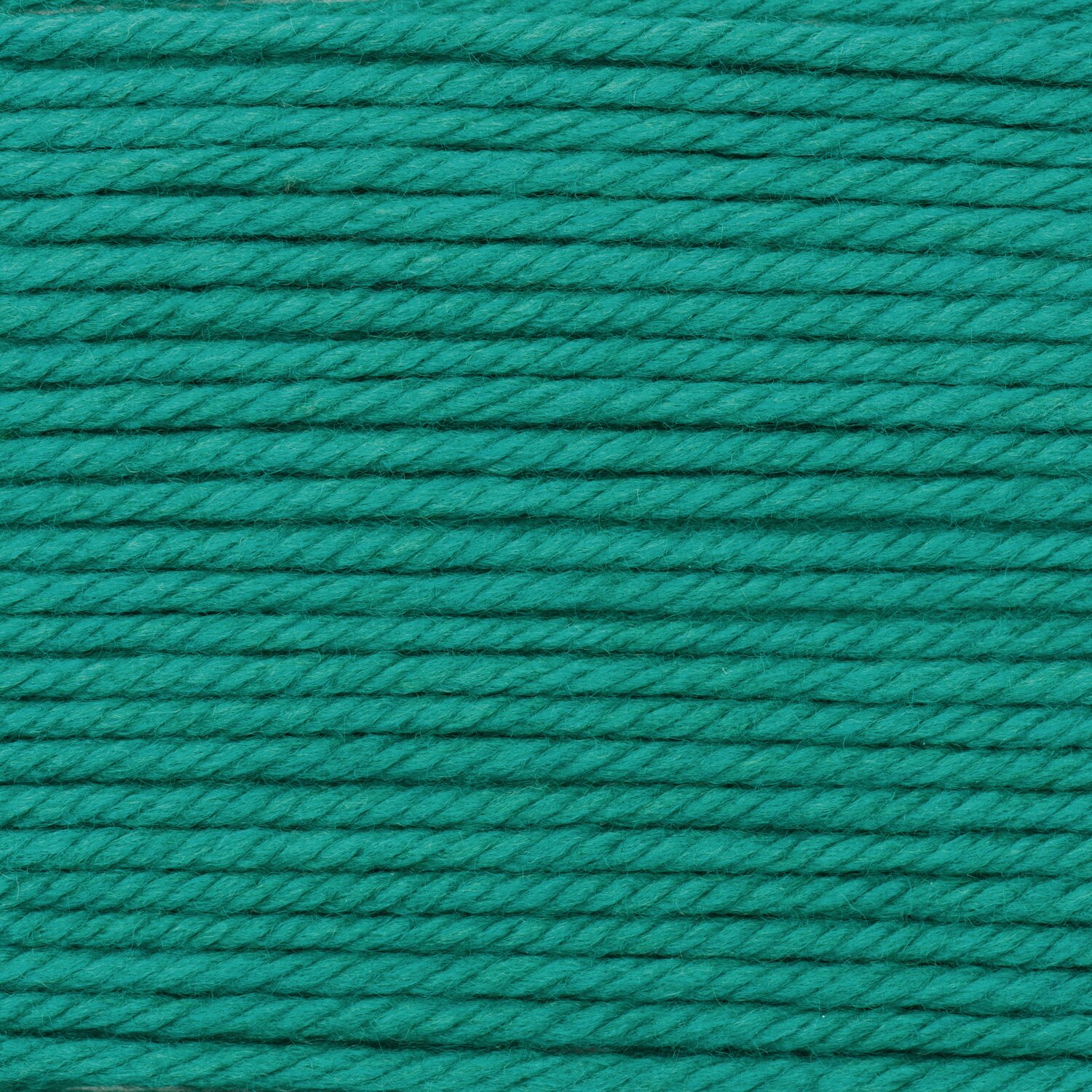 Essentials Mega Wool chunky, Strickgarn von Rico Design, kräftiger Farbton, Knäuel aus weicher, voluminöser Wolle, Lauflänge 100g 115m, ideal für Winterprojekte