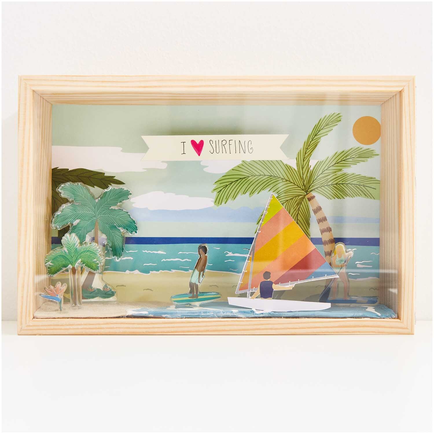 Figurico Modelliermasse Sand 105g: Strandbild mit Palmen, Segelboot und Personen am Meer, eingerahmt in Holz.