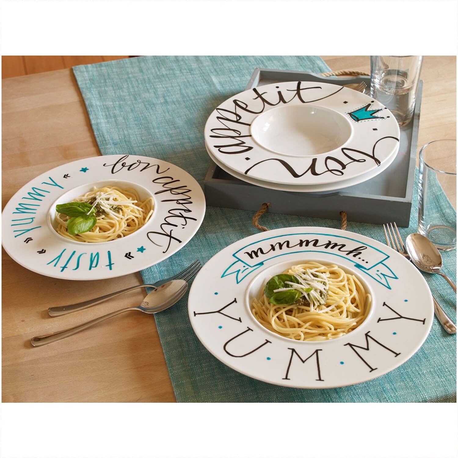 4200 Porzellan-Brushpen: Drei weiße Teller mit handgeschriebenen Schriftzügen, gefüllt mit Spaghetti.