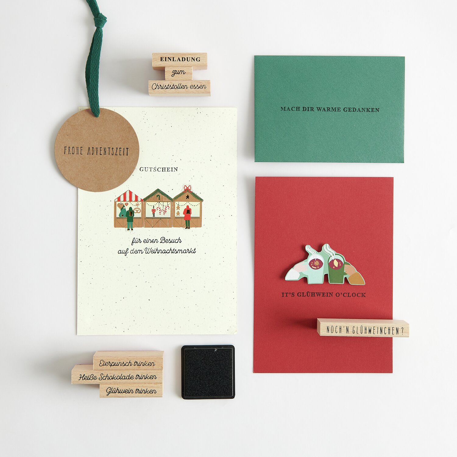 Stempelset Weihnachtsmarkt Types, 21-teilig, mit roten und grünen Karten, ideal für kreative Weihnachtsprojekte und festliche Dekorationen.