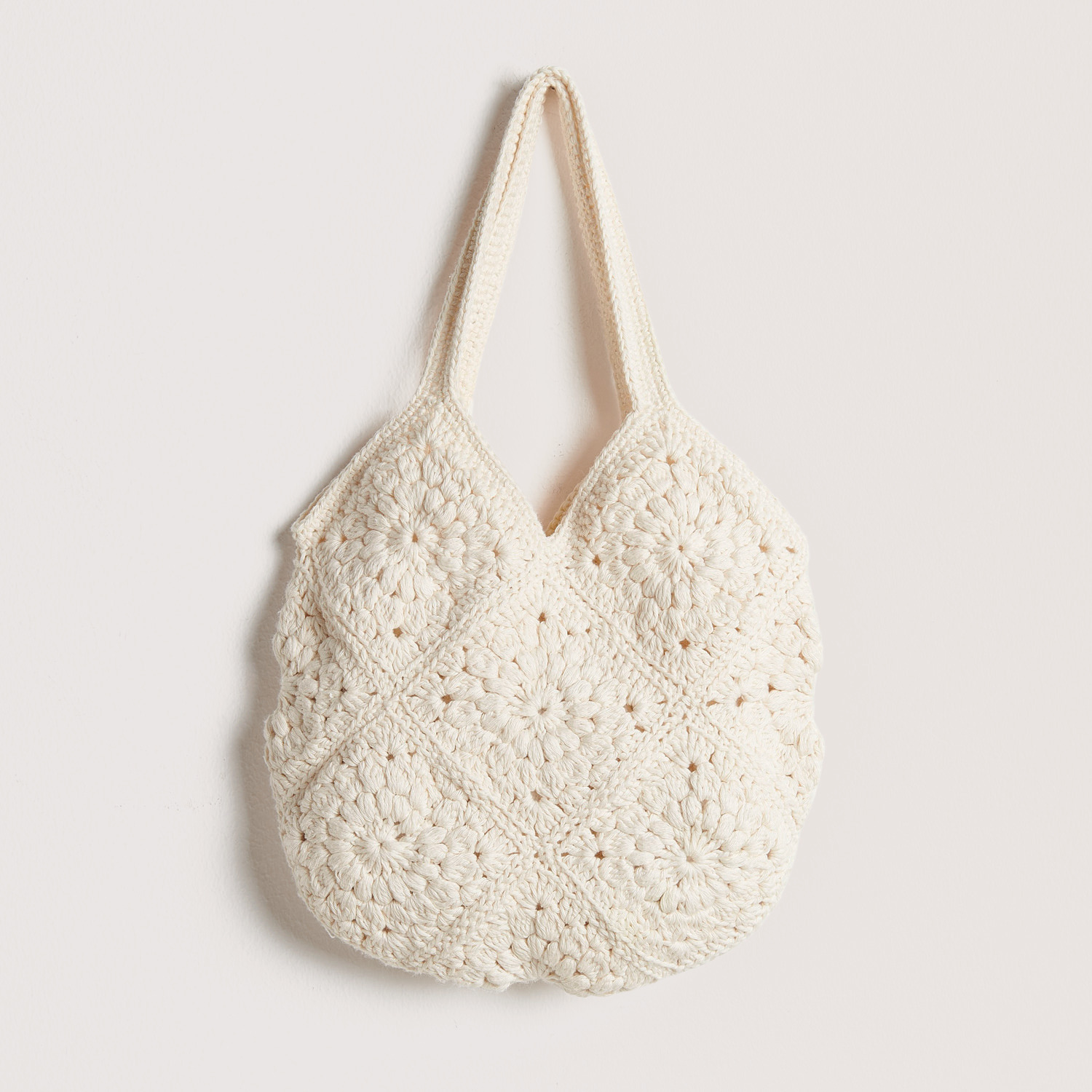 Granny Square Tasche auf grauem Hintergrund – zum Häkelset