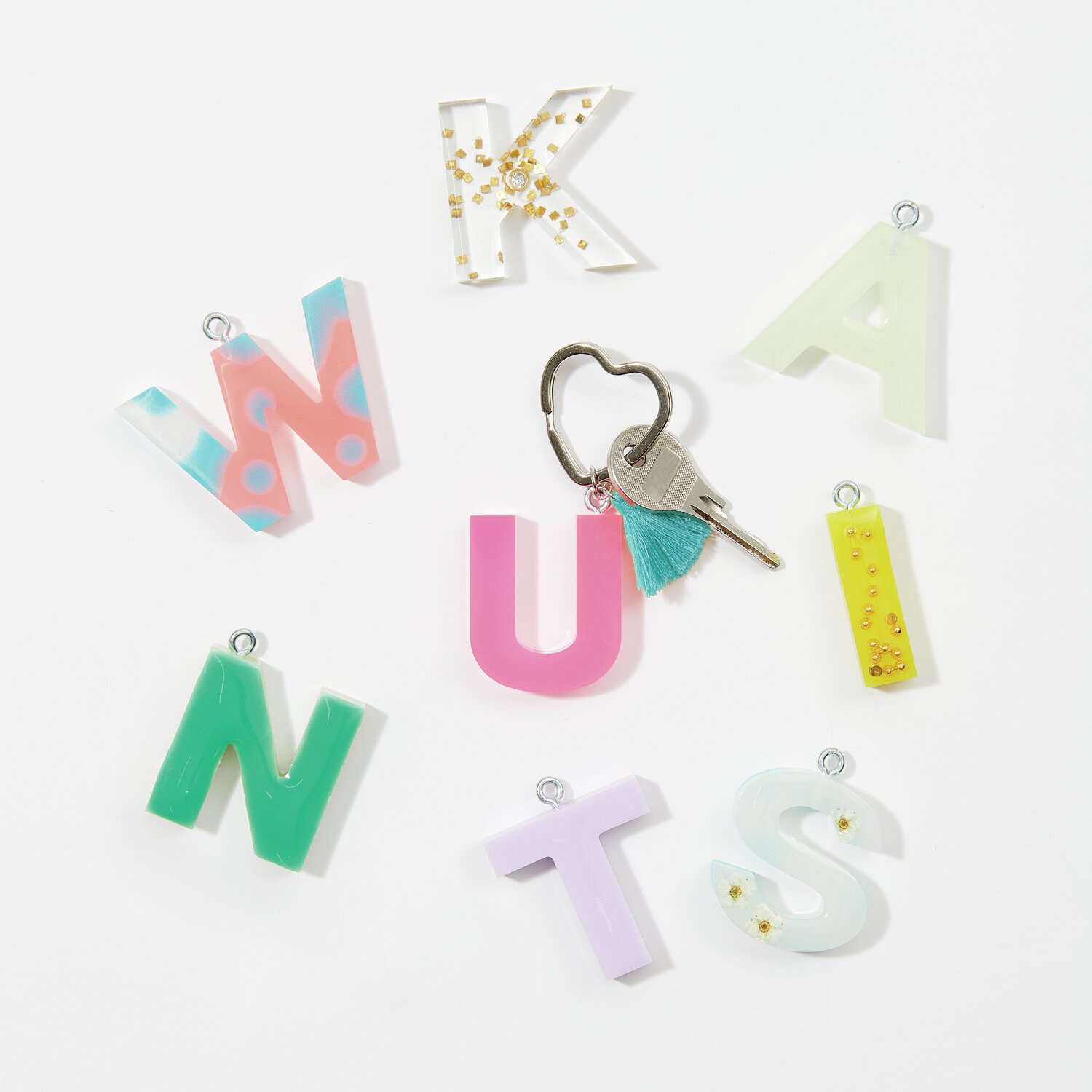 Silikon Gießform Alphabet mit bunten Buchstaben und Schlüsselanhänger, ideal für kreative Resin-Projekte.