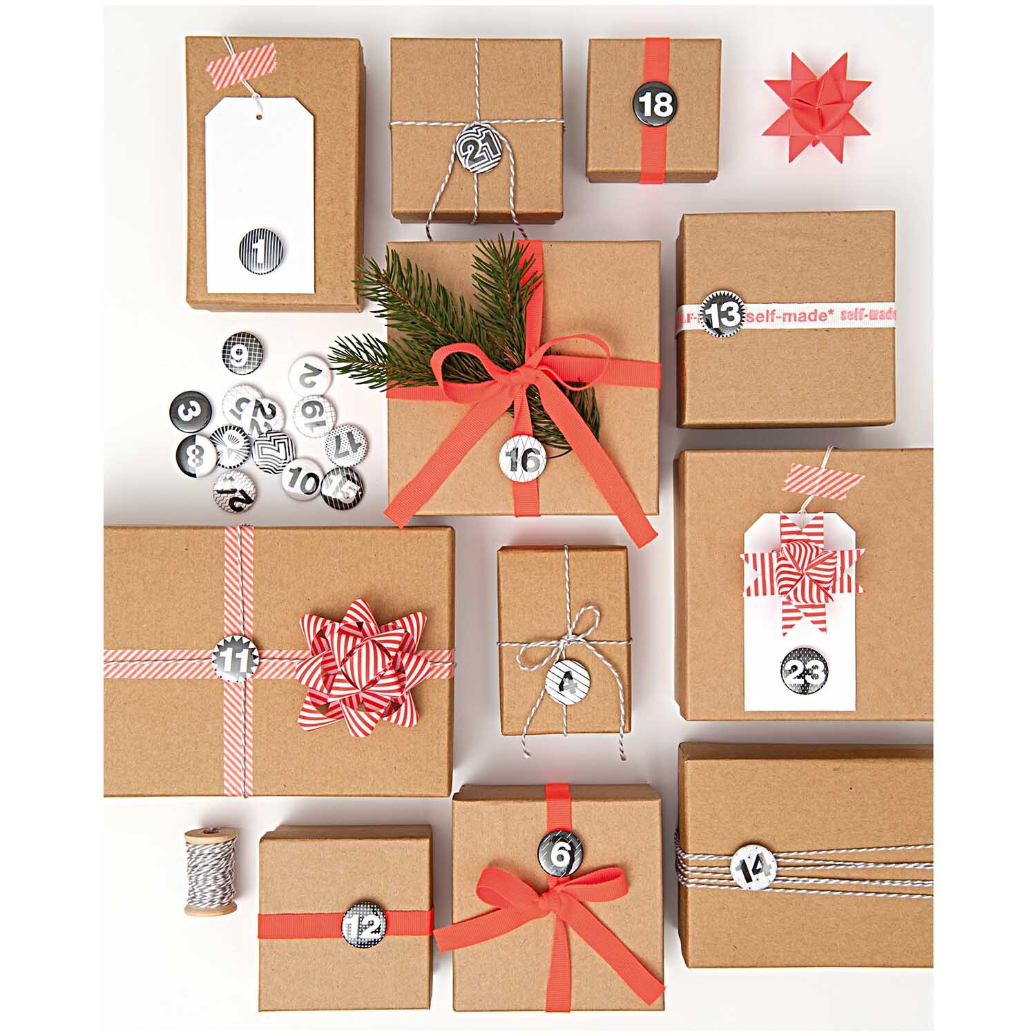 Fröbelstreifen 120g/m² 60 Stück: Verschiedene Geschenke in braunem Papier mit hellroten Bändern dekoriert.